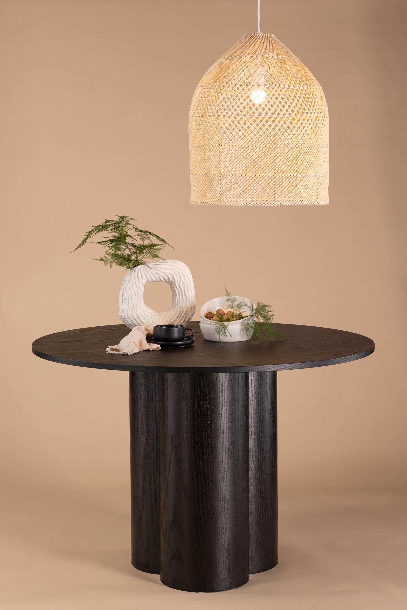 Elegante Brivela Pendelleuchte von Venture Home: Hochwertiger Rattan-Lampenschirm, harmonische Lichtstreuung, ideal für Esstisch und Wohnzimmer.