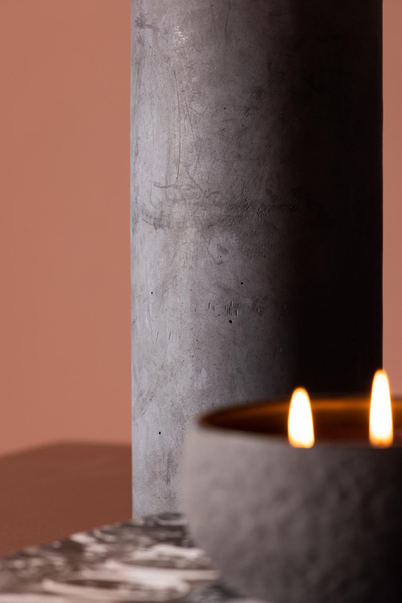 Nancy Tischleuchte: Betonfuss, graues Leinen, skandinavisches Design.