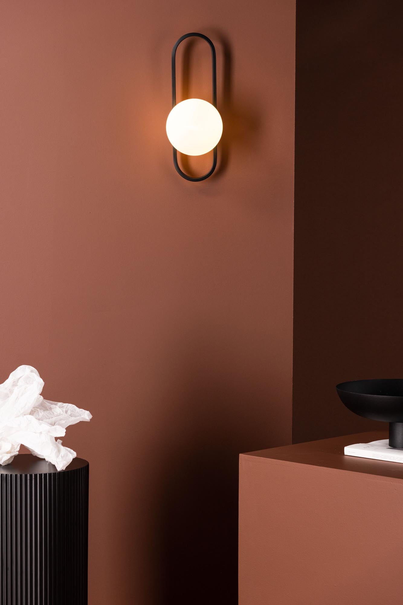 Moderne Alpes Wandleuchte von Venture Home für zeitloses Ambiente.