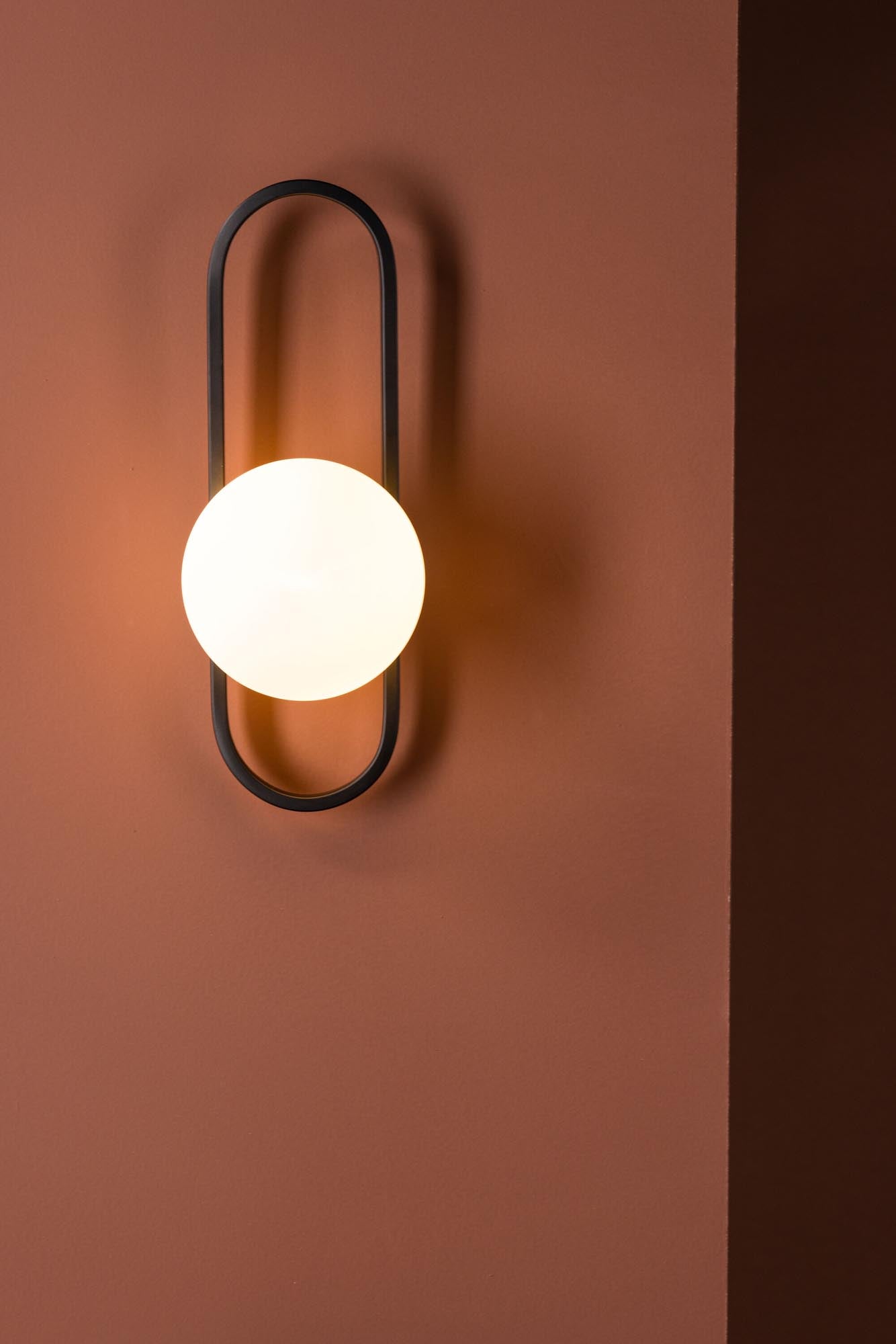 Elegante Alpes Wandleuchte von Venture Home: Funktionalität trifft auf stilvolles Design für harmonische Lichtakzente in jedem Raum.