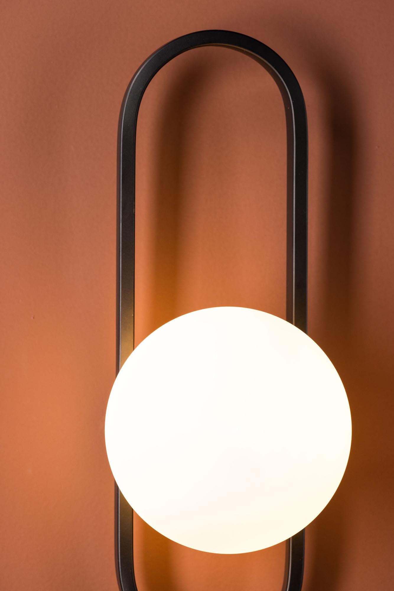 Entdecken Sie die Alpes Wandleuchte von Venture Home: Zeitloses Design aus Eisen und Glas für stimmungsvolle Beleuchtung und stilvolle Akzente.