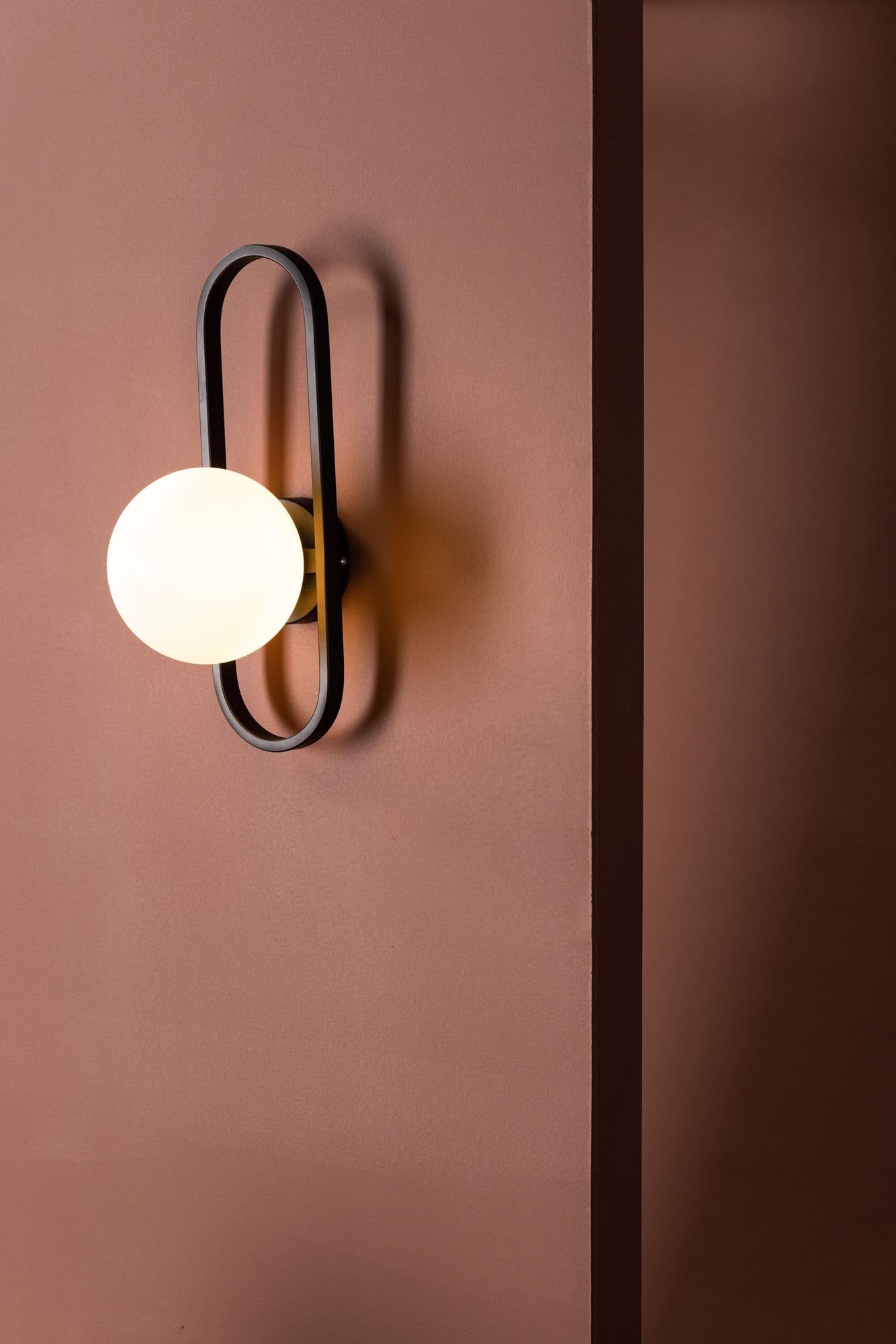 Die Alpes Wandleuchte von Venture Home vereint elegantes Design und funktionale Beleuchtung. Ideal für jeden Raum!