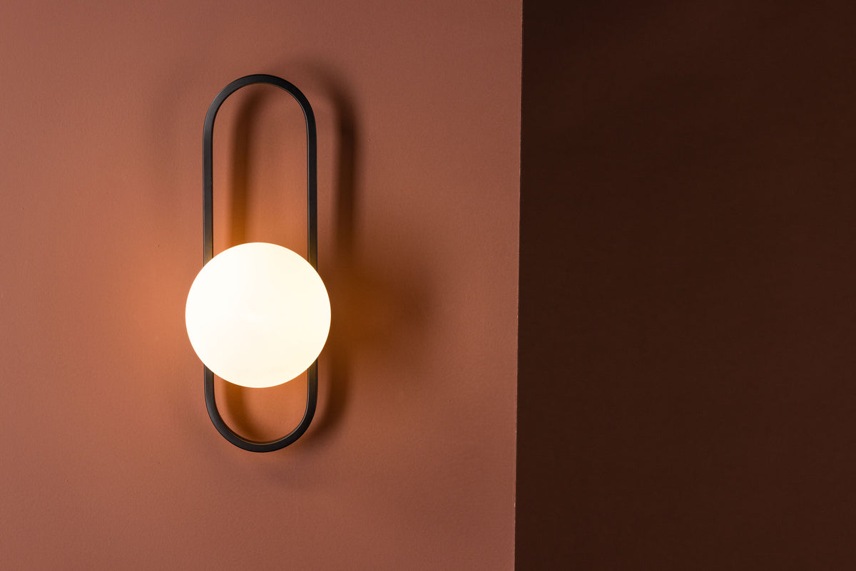 Alpes Wandleuchte in Schwarz präsentiert im Onlineshop von KAQTU Design AG. Wandleuchte ist von Venture Home