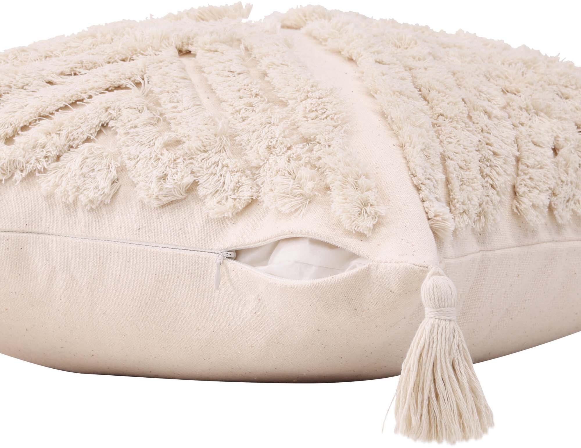 Eleganter Lovis Kissenbezug von Venture Home in warmem Creme, mit flauschigem Material und verspielten Quasten für ein gemütliches Zuhause.