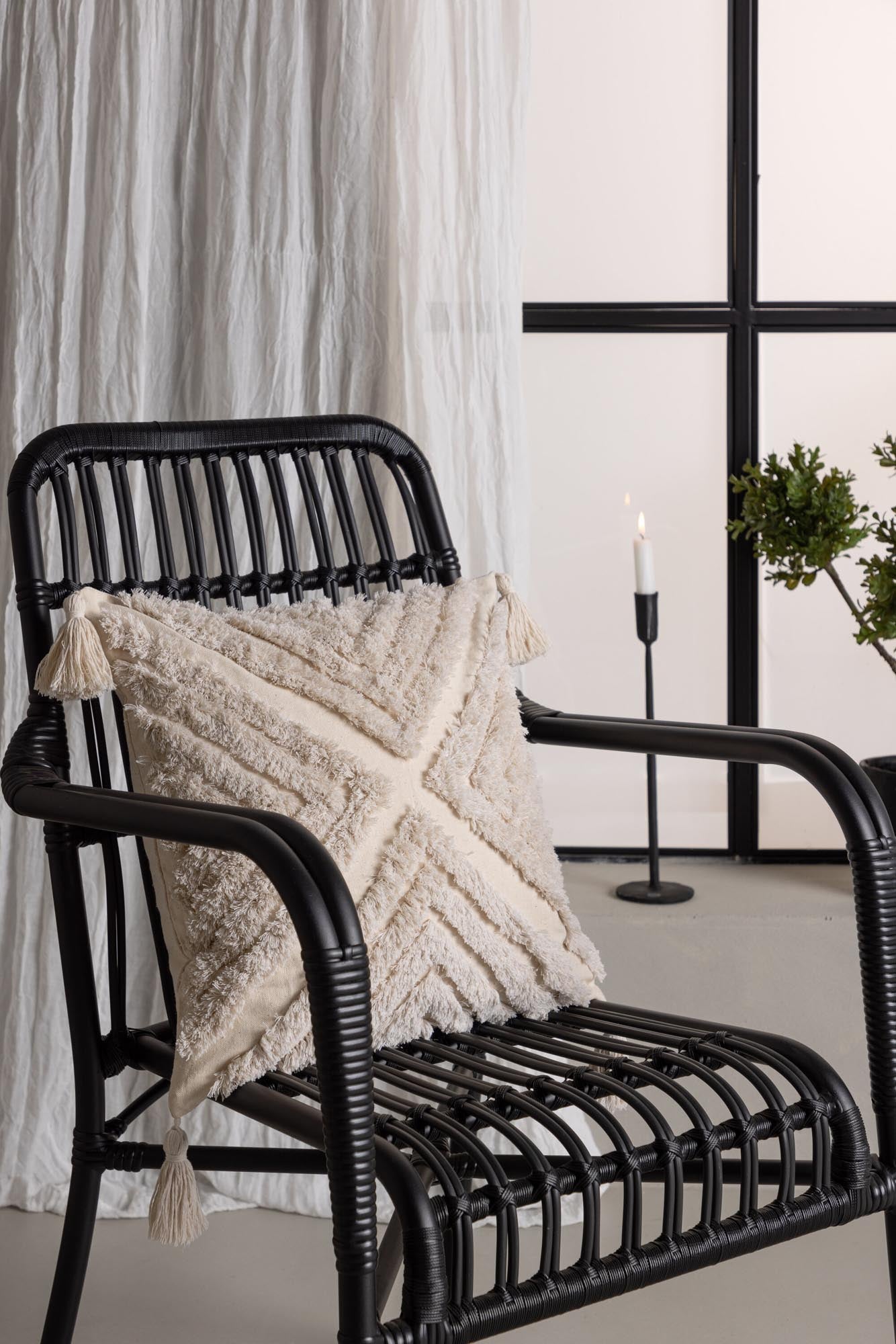 Stilvoller Lovis Kissenbezug in Creme, aus hochwertigem Material mit modernem Design und eleganten Quasten für einladende Wohnräume.