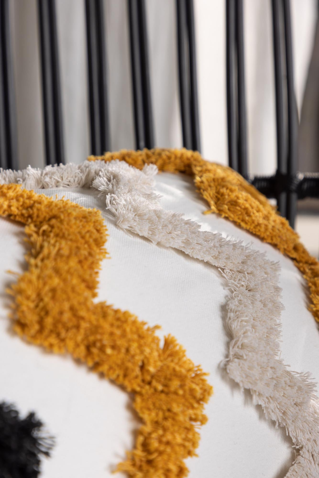 Entdecken Sie den Melina Kissenbezug von Venture Home: Stilvolles, abstraktes Muster in neutralen Tönen, ideal für jedes Zuhause. Pflegeleicht und langlebig!