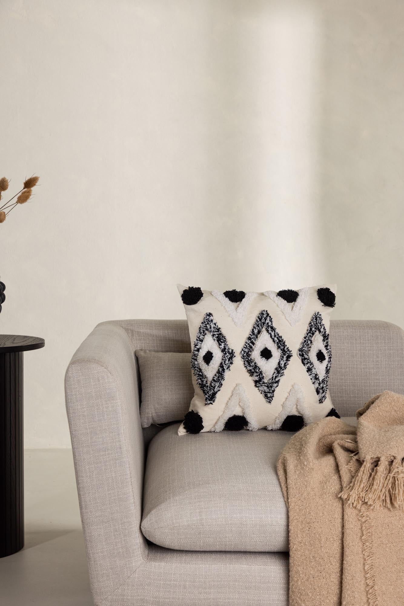 Der Melissa Kissenbezug von Venture Home kombiniert modernes Design mit hochwertiger Verarbeitung. Sein zeitloses Schwarz-Weiß-Design passt perfekt in jedes Zuhause.