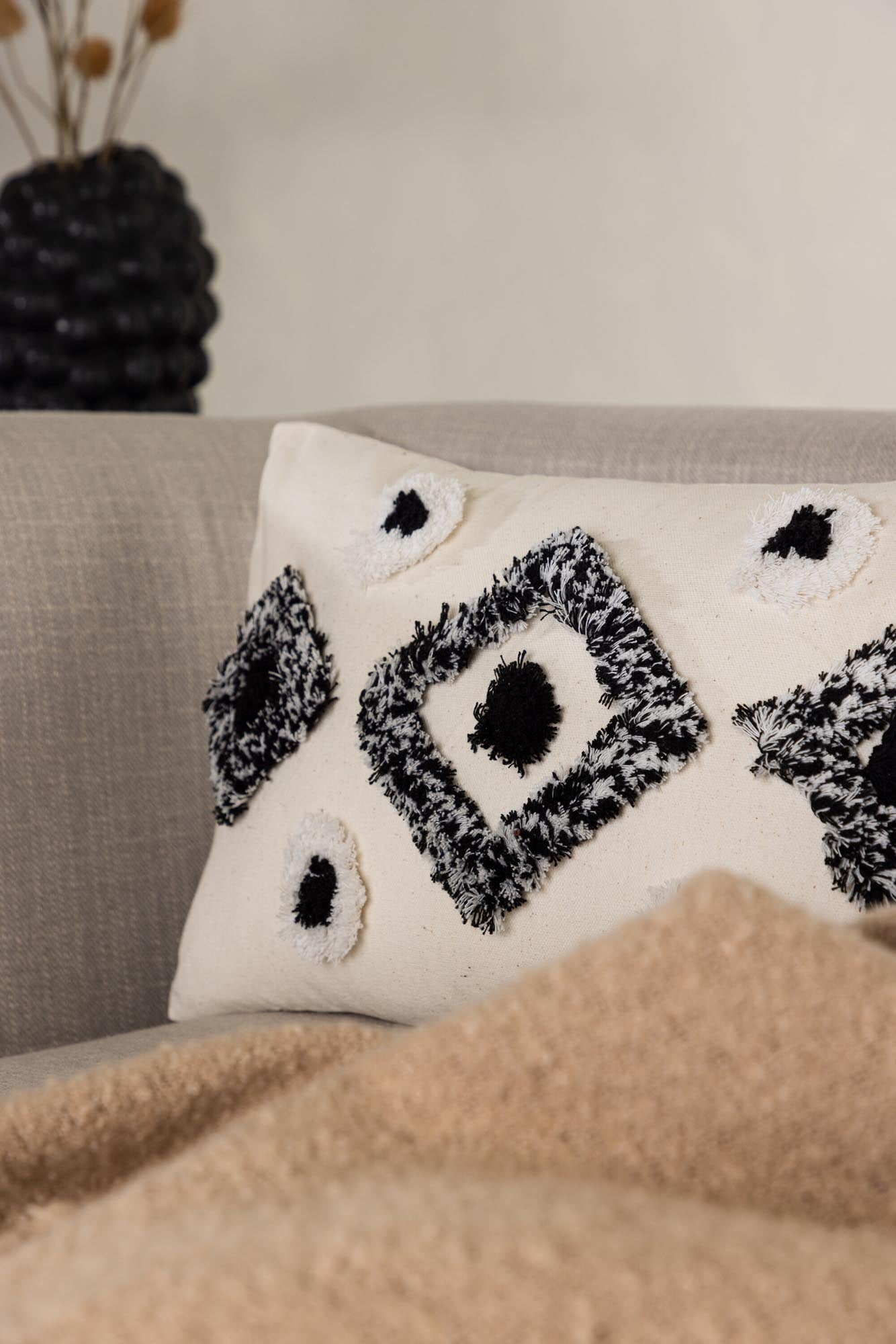 Entdecken Sie den Melissa Kissenbezug von Venture Home – ein stilvolles, pflegeleichtes Accessoire in elegantem Weiß und Schwarz, das jedem Raum Charme verleiht.