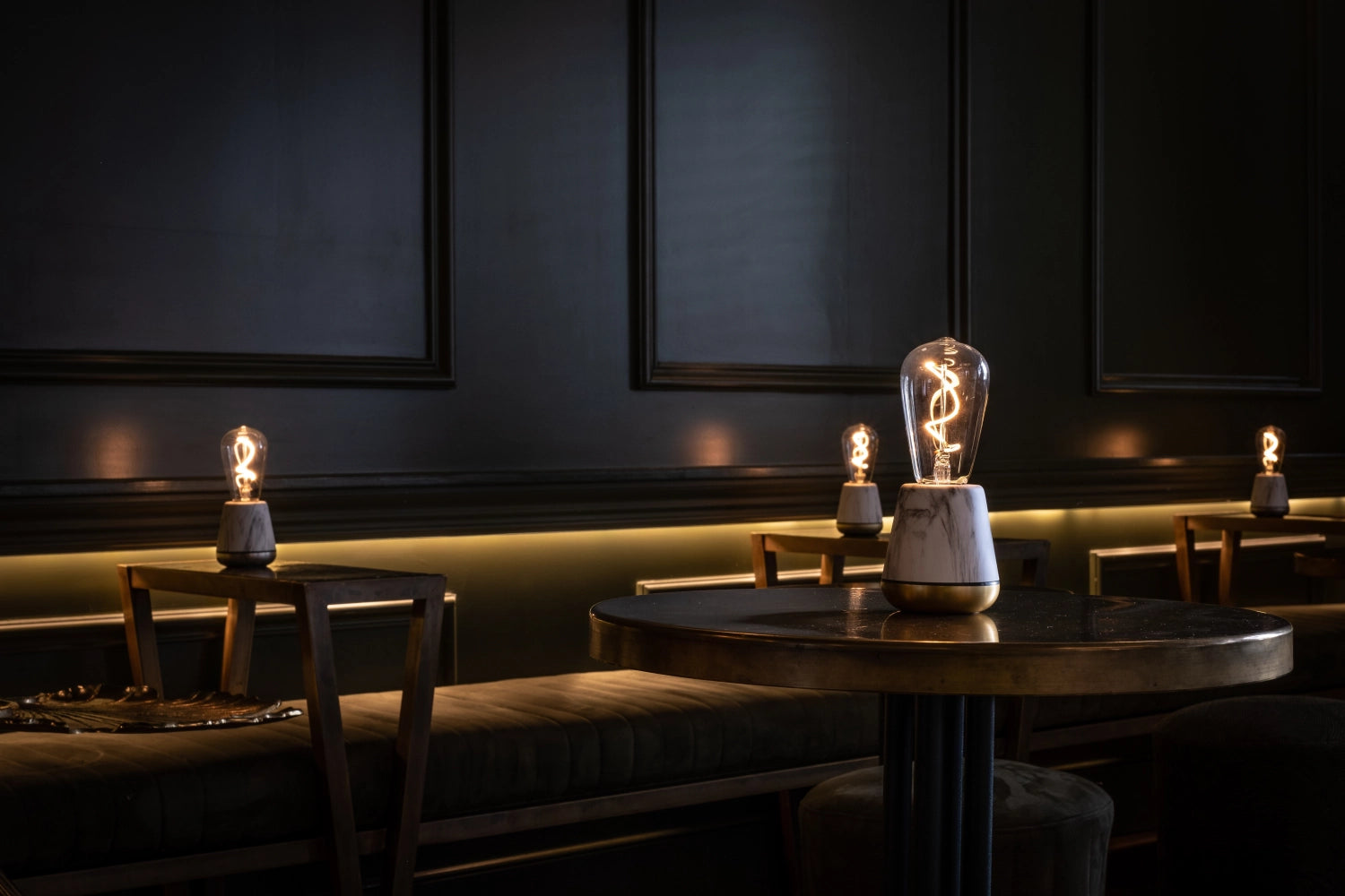 Entdecken Sie die Humble Light Tischleuchte in weißer Marmor-Optik (19,5x8,5 cm) – ein elegantes Design-Highlight für jeden Raum.