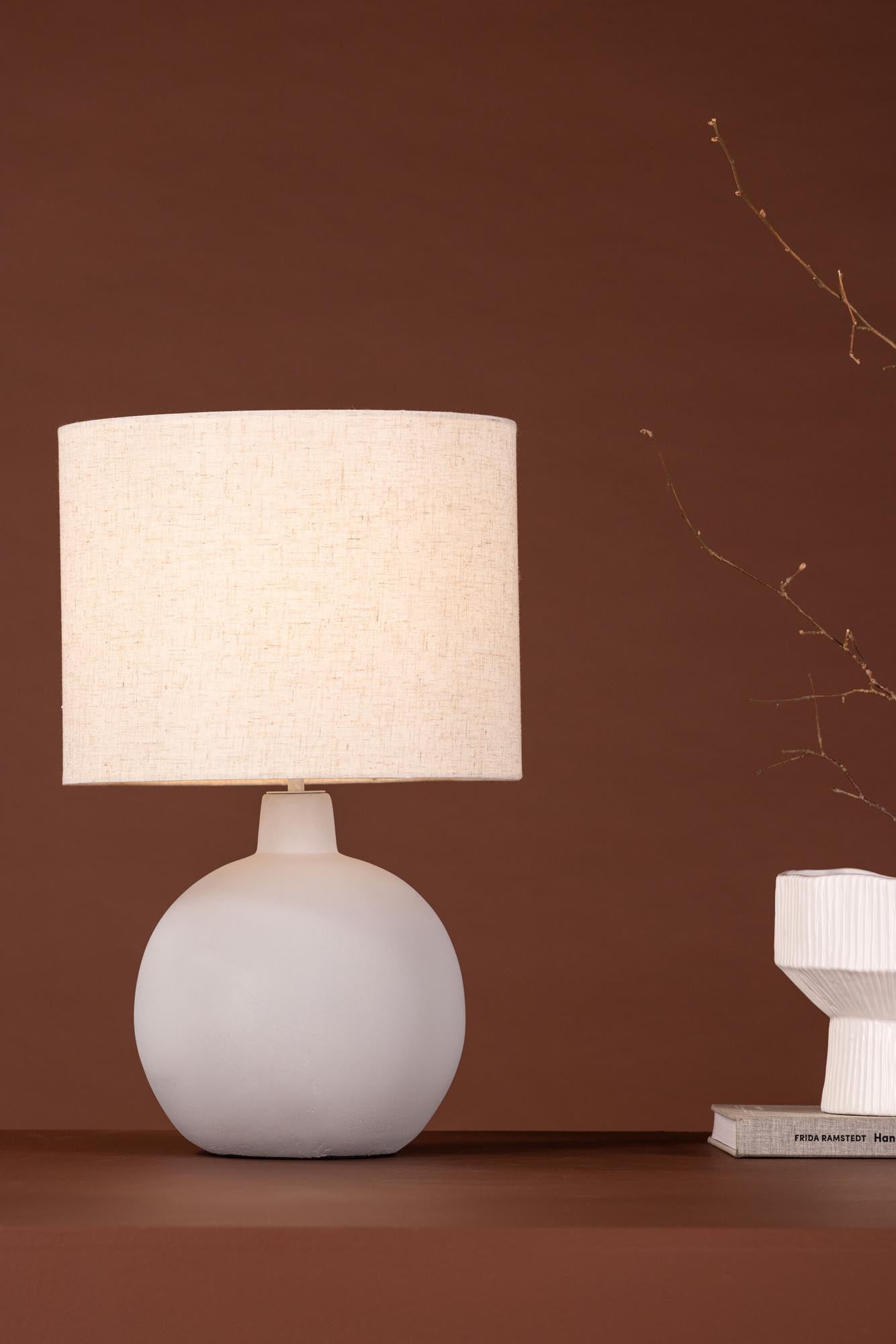 Stilvolle Torcello Tischleuchte von Venture Home: Zeitloses Design mit Betonfuß und Leinenlampenschirm für gemütliche Atmosphäre.