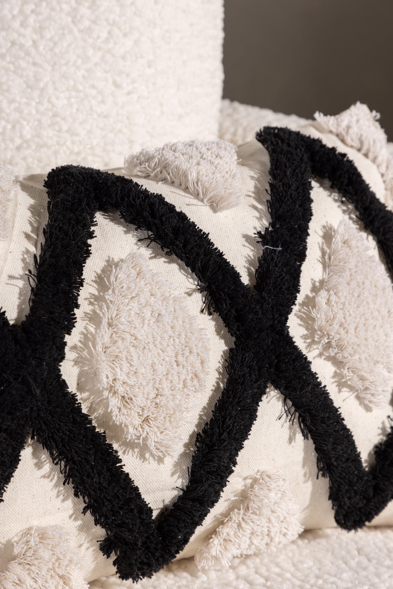 Stilvoller Emelie Kissenbezug von Venture Home in edlem Schwarz-Weiß. Perfekt für jedes Zuhause und leicht zu kombinieren.