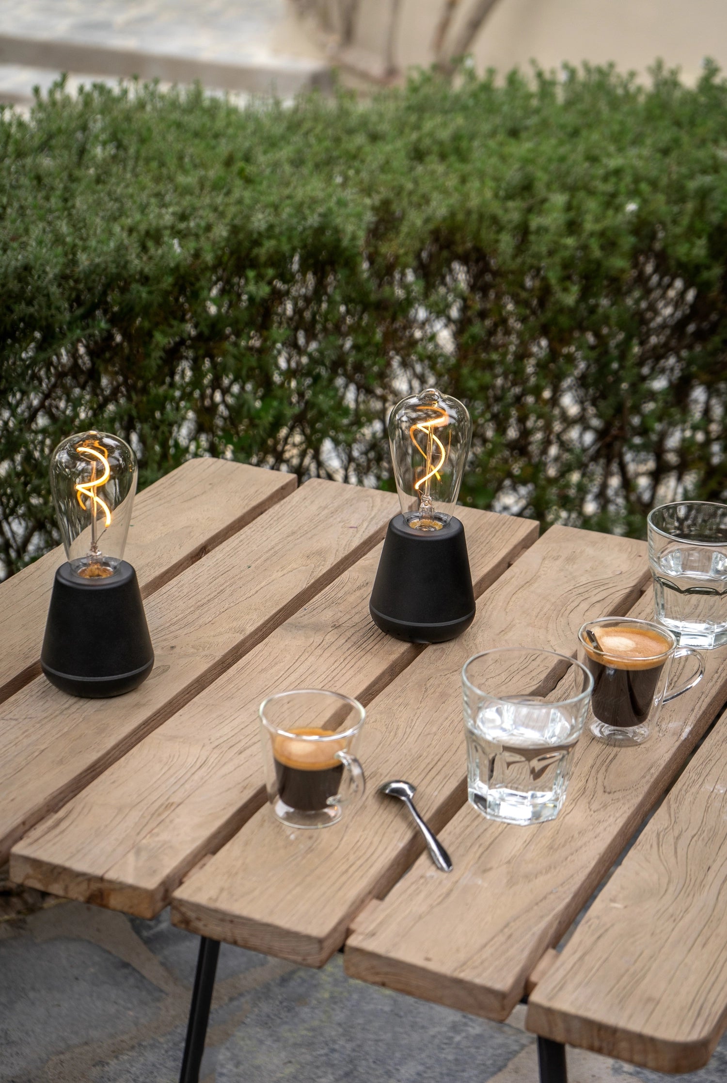 Moderne Humble one Outdoor Tischleuchte in Schwarz, IP65, ideal für den Außenbereich, sorgt für stimmungsvolles Licht und stilvolle Akzente.