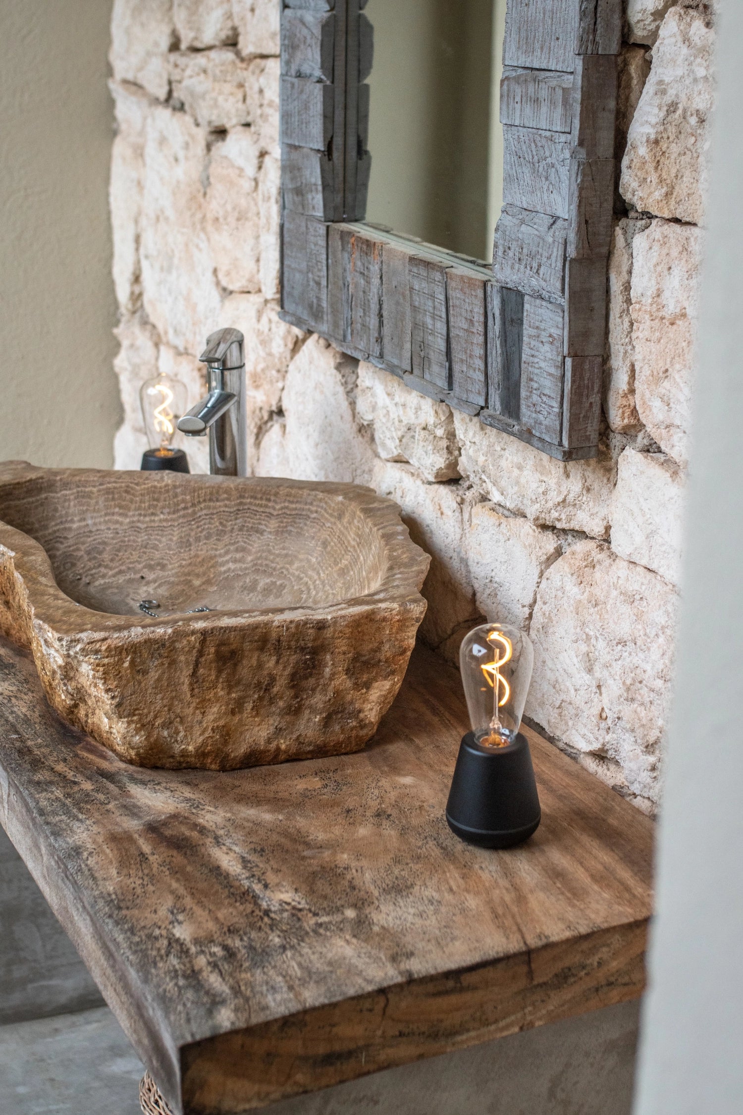 Die Humble One Outdoor Tischleuchte in Schwarz bietet stilvolle Beleuchtung und ist wetterfest. Perfekt für gemütliche Abende im Freien!