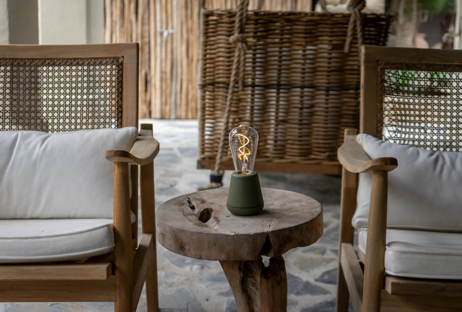 Entdecken Sie die Humble One Outdoor Tischleuchte Moss IP65: Stilvolles Design, wetterfest und ideal für stimmungsvolle Abende im Freien.