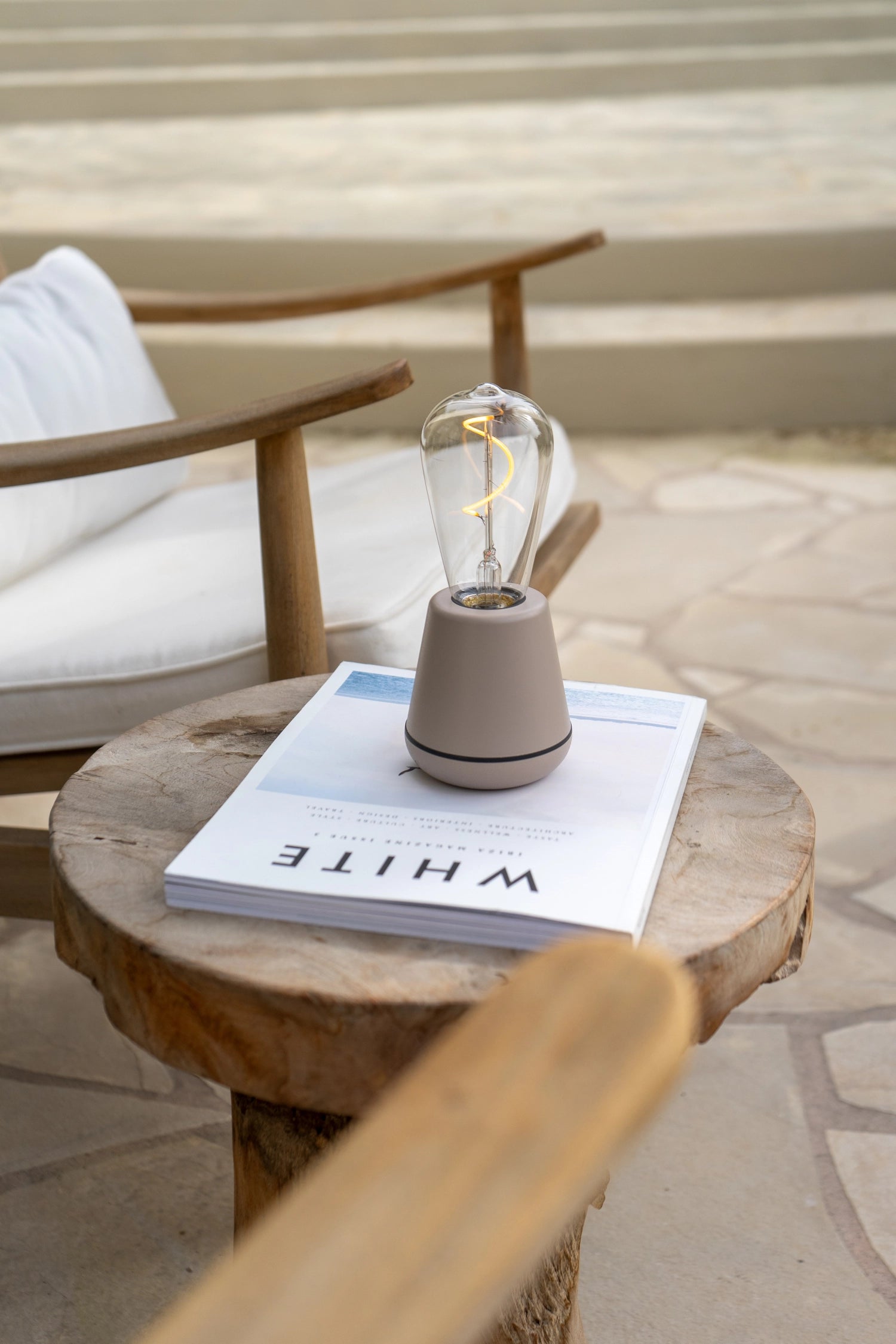 Erleben Sie die Humble One Outdoor Table Light Linen IP65 – elegante, wetterfeste Tischleuchte für stimmungsvolle Abende im Freien. Ideal für jeden Anlass!