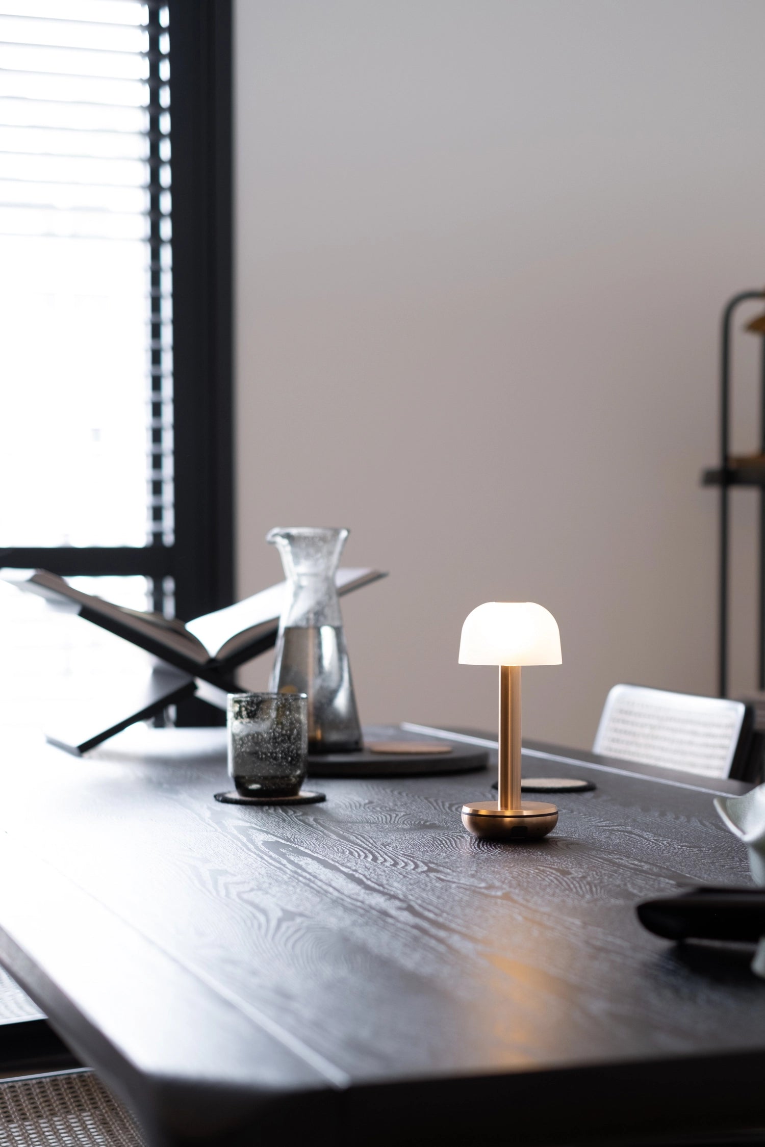 Die Humble Light Tischleuchte in Gold und Frosted vereint modernes Design mit Funktionalität. Ideal für jeden Raum, schafft sie eine einladende Atmosphäre.