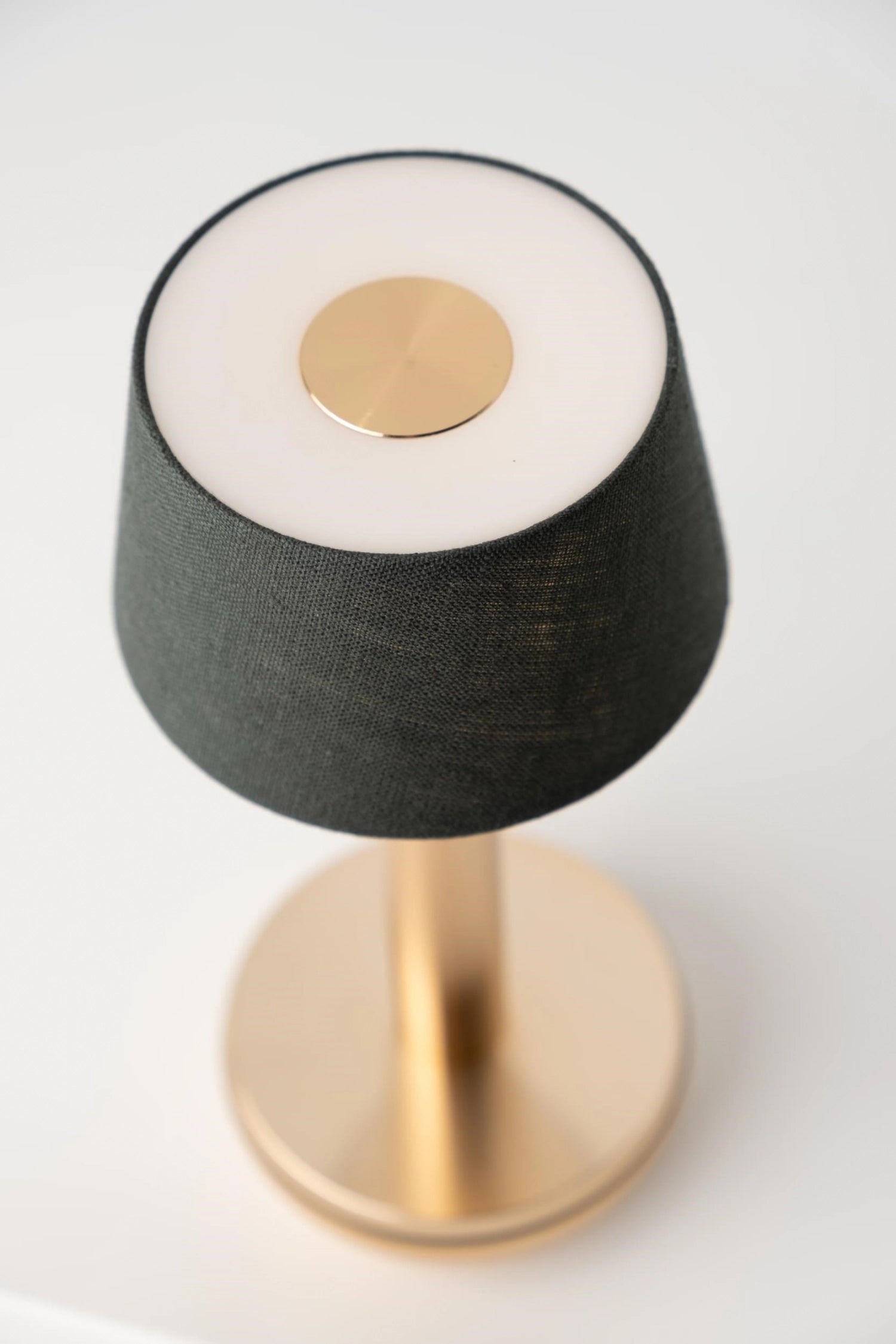Entdecken Sie die stilvolle Humble Light Tischleuchte in Gold und Smaragdgrün (21,2x8,8 cm) – ein elegantes Accessoire für jeden Raum.