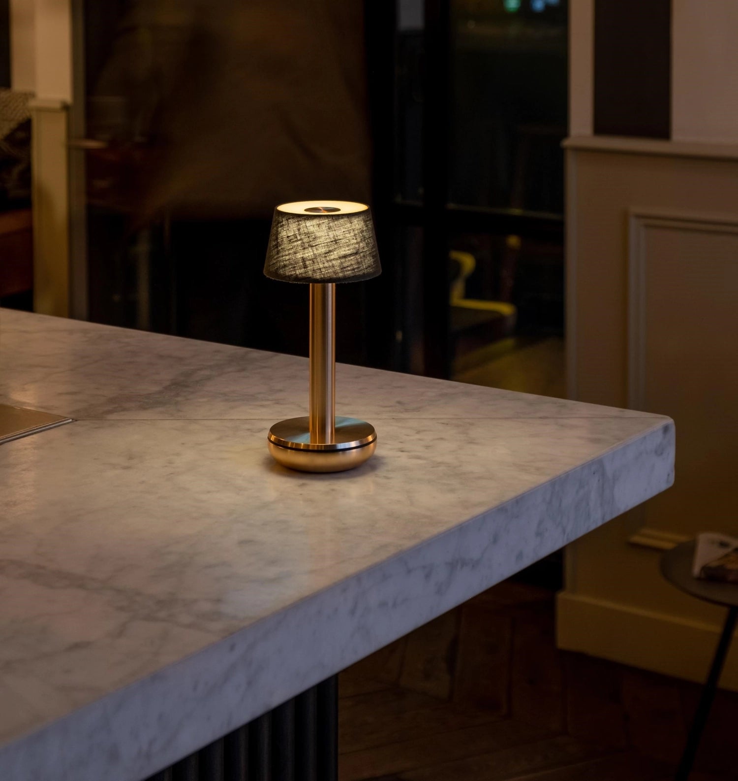 Verleihen Sie Ihrem Zuhause mit der Humble Light Tischleuchte in Gold und Smaragdgrün (21,2x8,8 cm) einen Hauch von Eleganz und Gemütlichkeit.