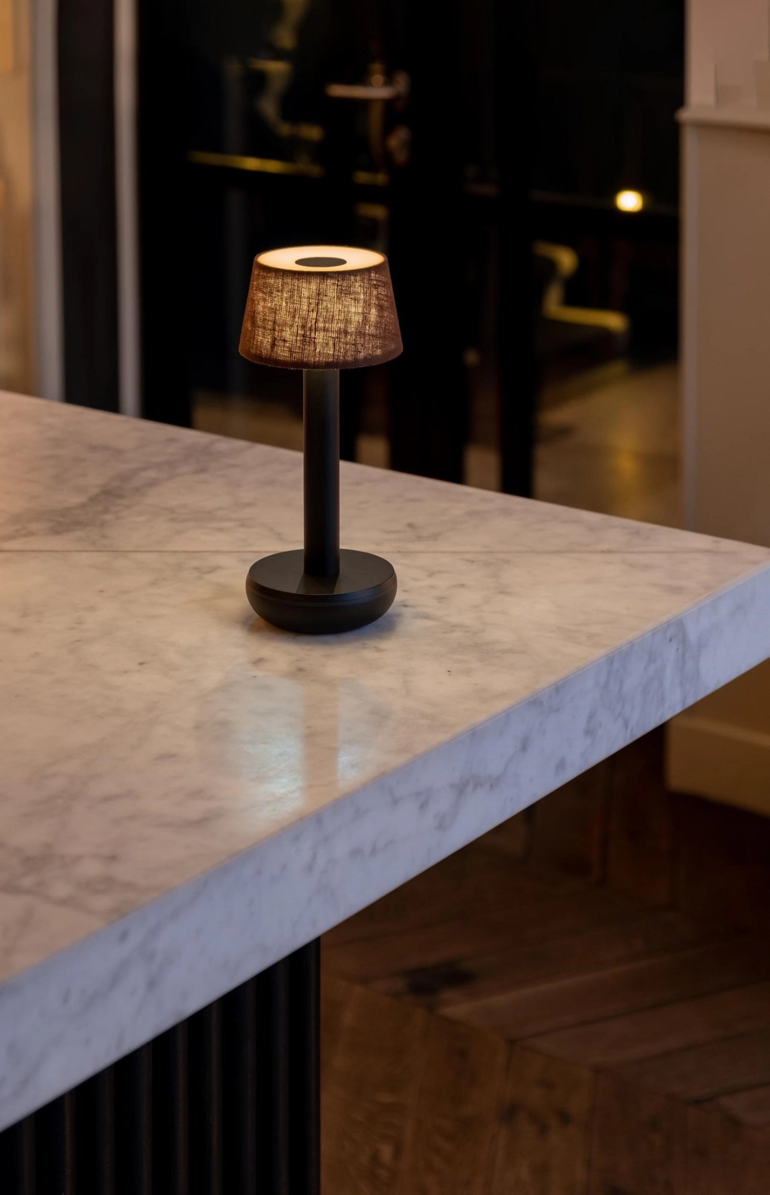 Die Humble Light Tischleuchte in edlem Schwarz und Braun vereint modernes Design mit Funktionalität. Ideal für stilvolle Akzente in jedem Raum.