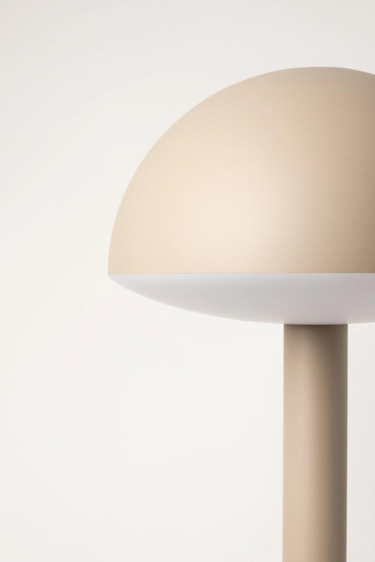Tischleuchte Humble Light Bug in Beige, gefertigt aus mehreren Materialien