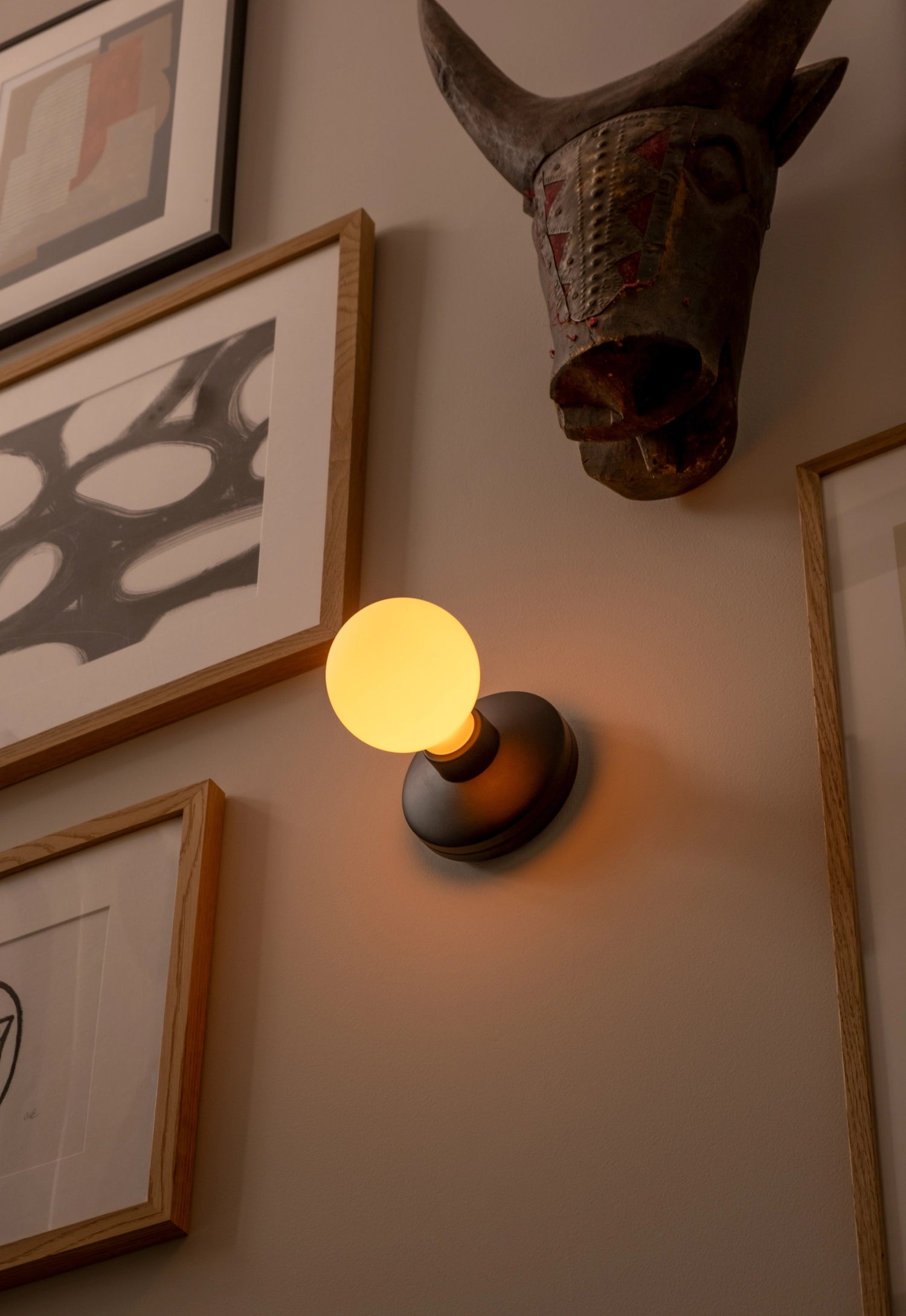 Entdecke die Humble Bee Wandleuchte in stilvollem Schwarz. Ihr mattiertes Glas und das robuste Aluminiumgestell schaffen eine harmonische Atmosphäre.