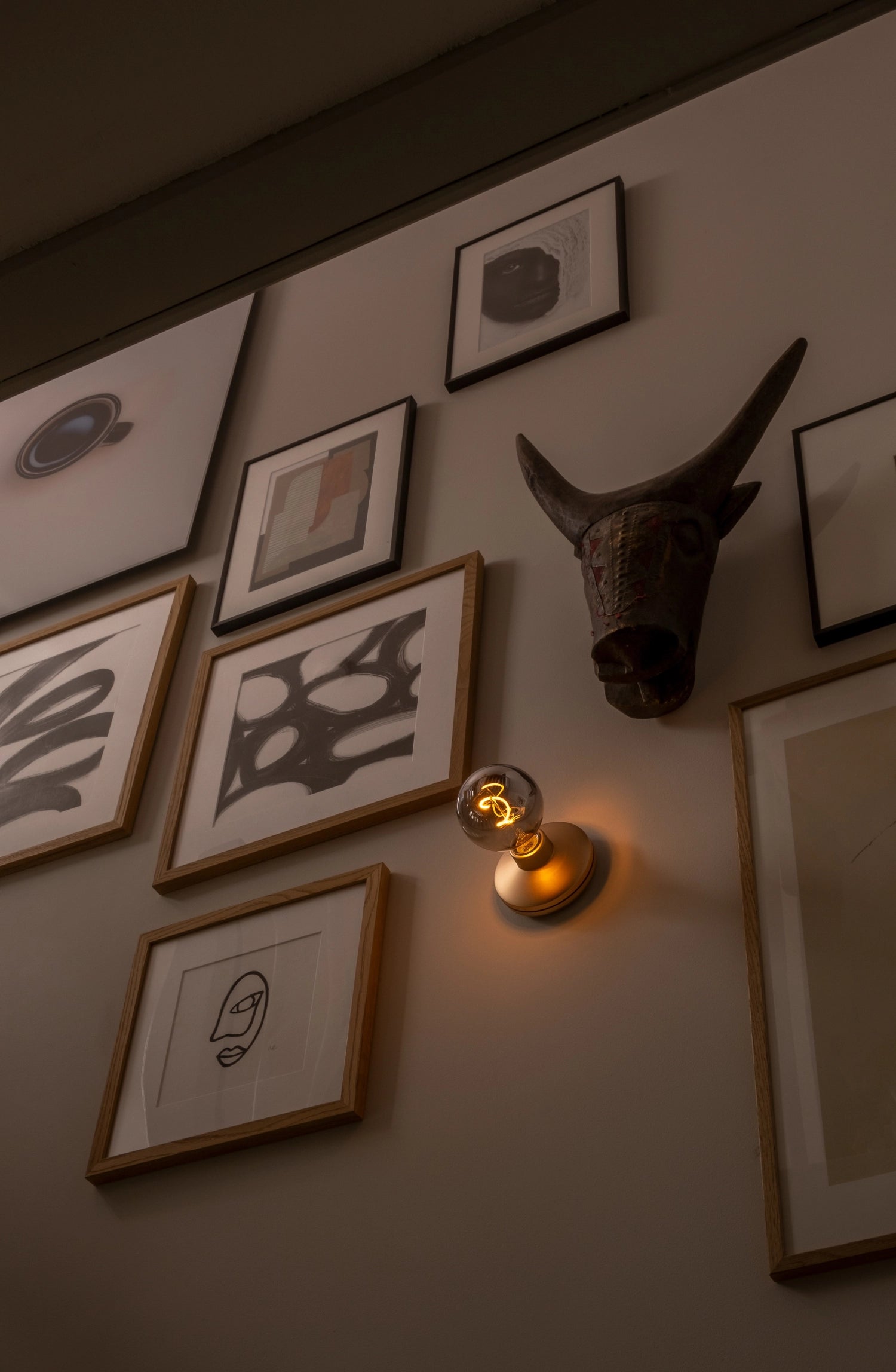 Die Humble Bee Wandleuchte in Rosegold mit rauchigem Glas ist ein stilvolles Lichtobjekt, das jedem Raum Eleganz und Gemütlichkeit verleiht.