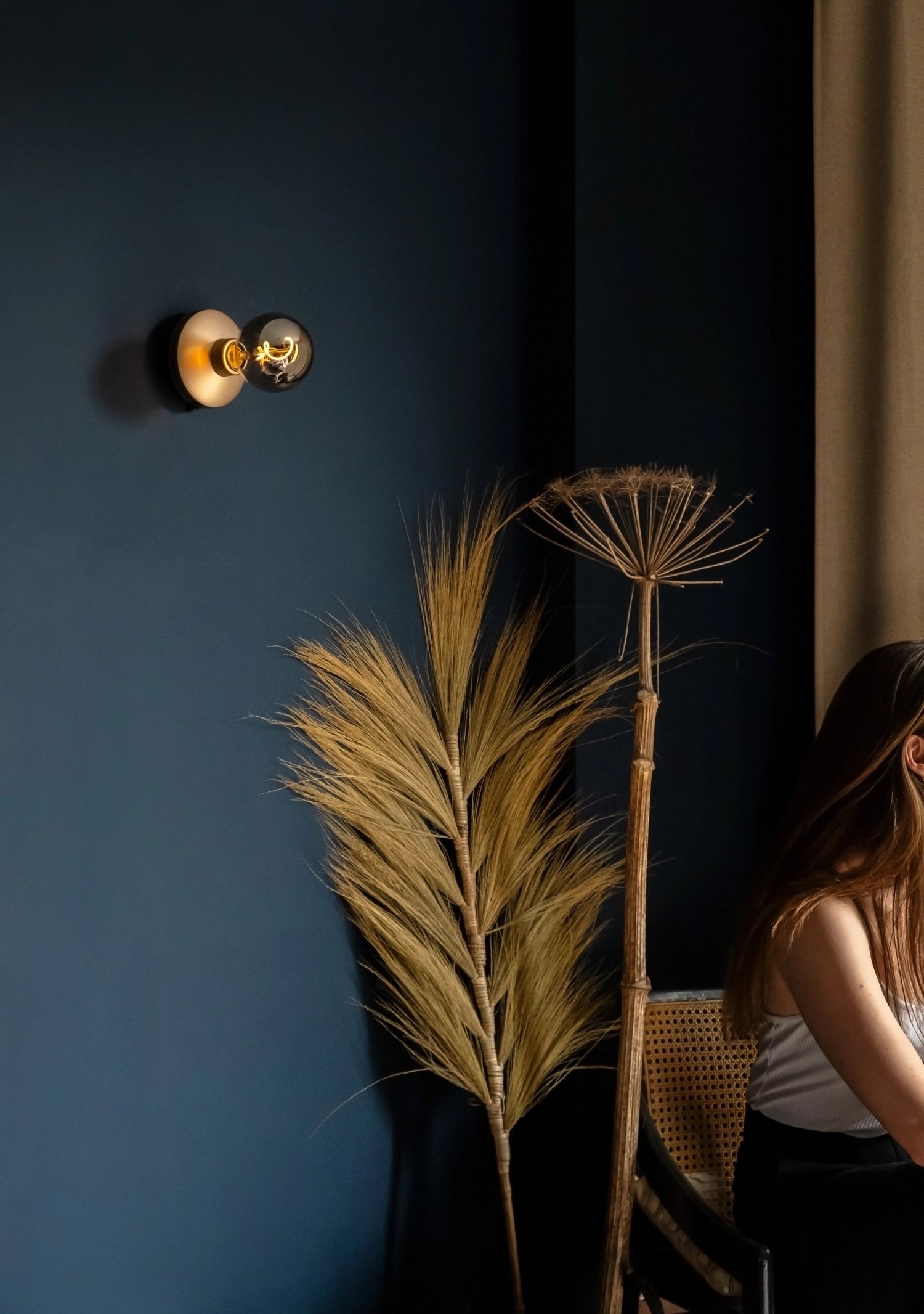 Die Humble Bee Wandleuchte in Rosegold kombiniert elegantes Design mit funktionalem Licht. Ihr rauchiges Glas sorgt für eine warme Atmosphäre.