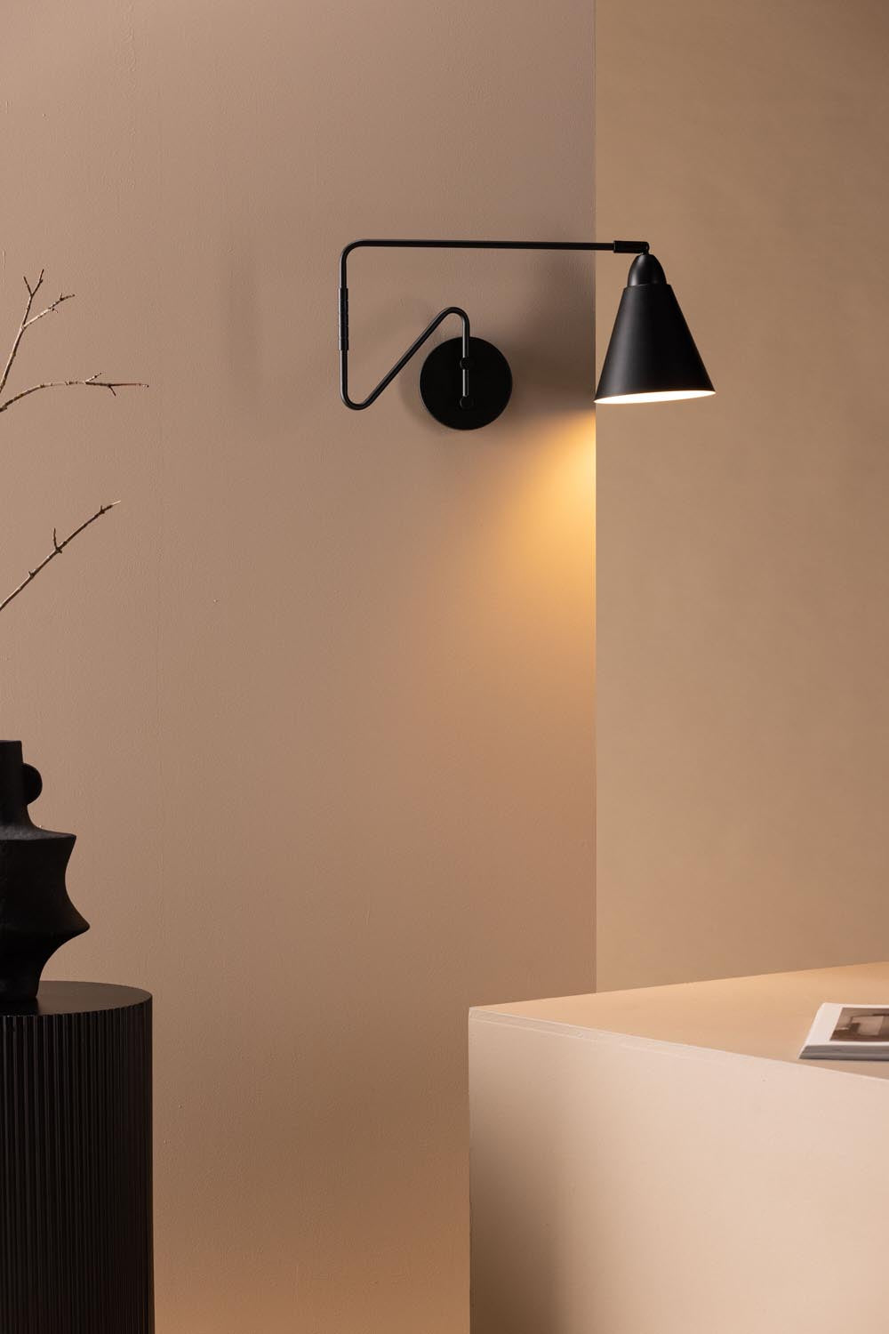 Amicola Wandleuchte in Schwarz präsentiert im Onlineshop von KAQTU Design AG. Wandleuchte ist von Venture Home