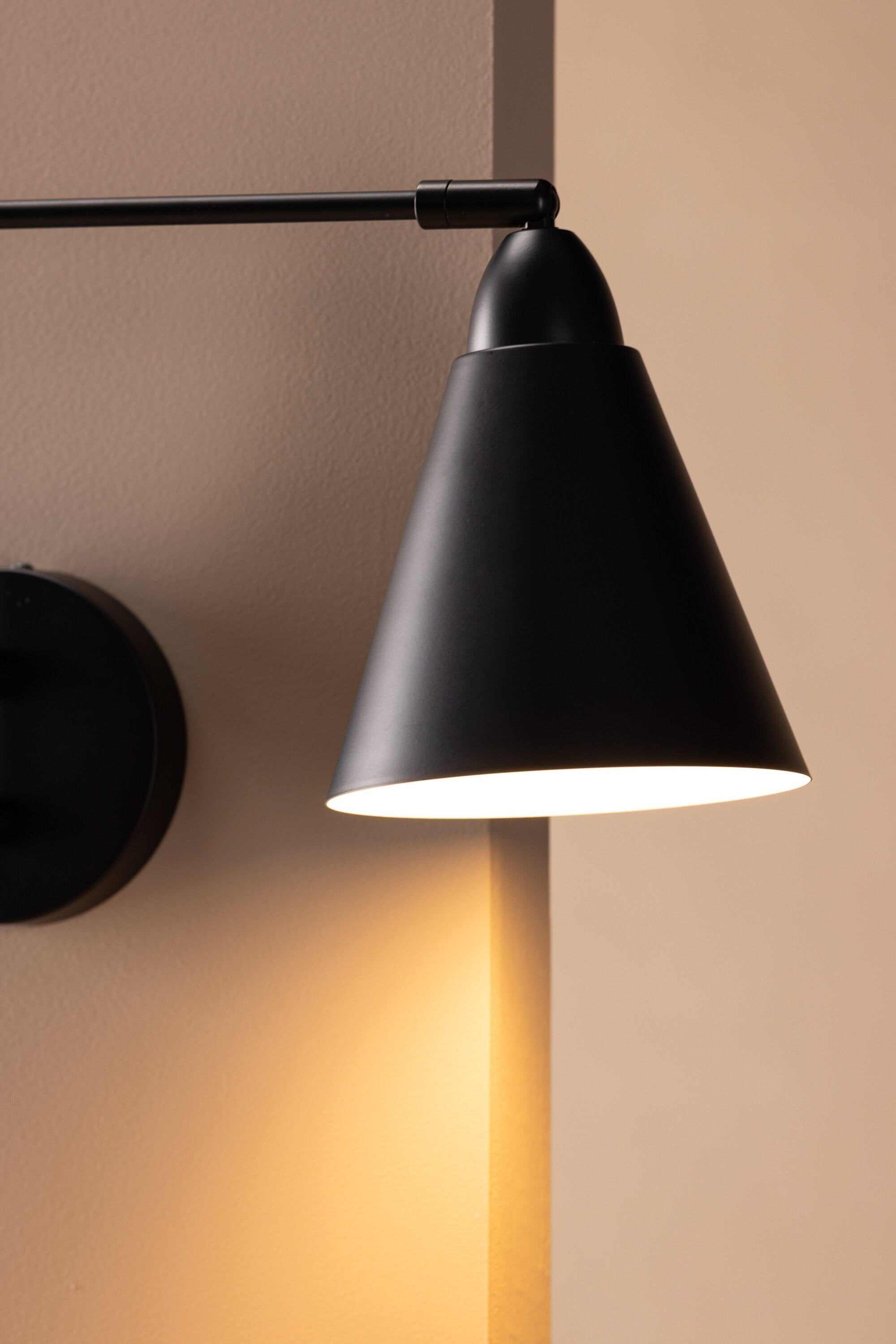 Amicola Wandleuchte in Schwarz präsentiert im Onlineshop von KAQTU Design AG. Wandleuchte ist von Venture Home
