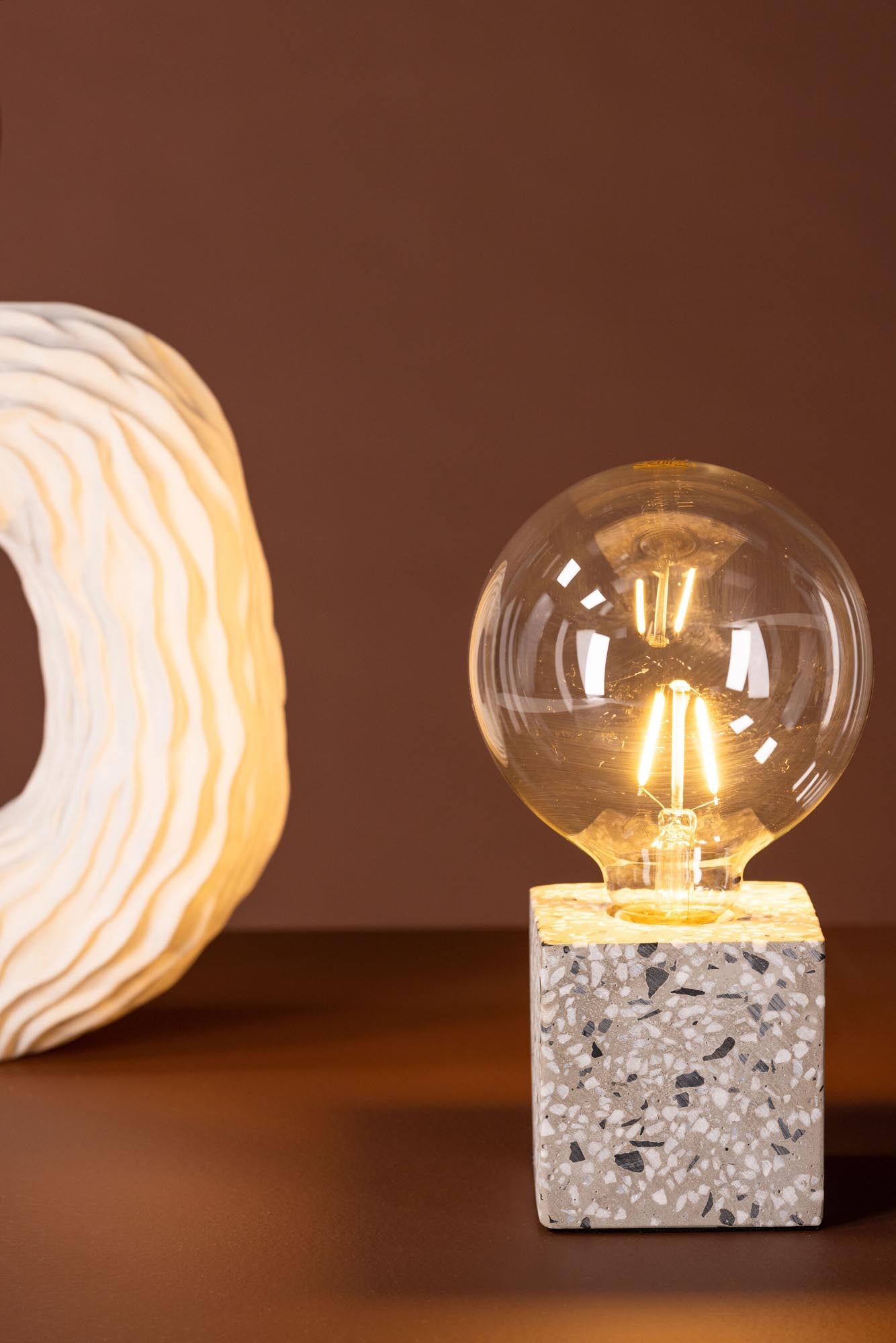 Entdecken Sie die Rilche Tischleuchte von Venture Home – ein elegantes Lichtobjekt mit nordischem Design und robustem Terrazzo-Sockel.