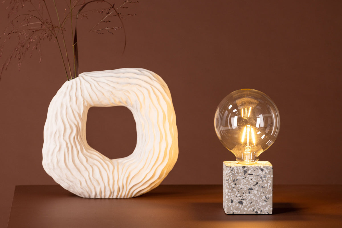 Rilche Tischleuchte in Weiss präsentiert im Onlineshop von KAQTU Design AG. Tischleuchte ist von Venture Home