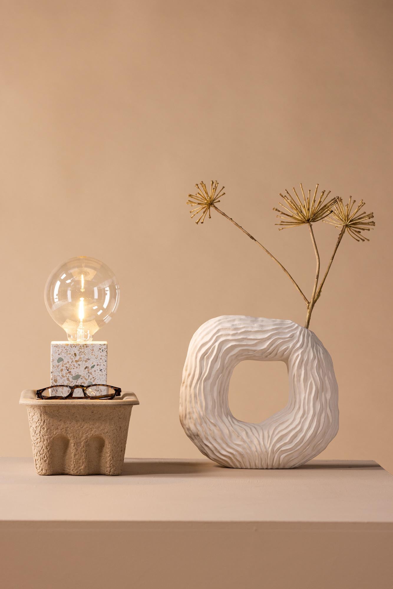 Elegante Tischleuchte mit modernem Terrazzo-Design von Venture Home.