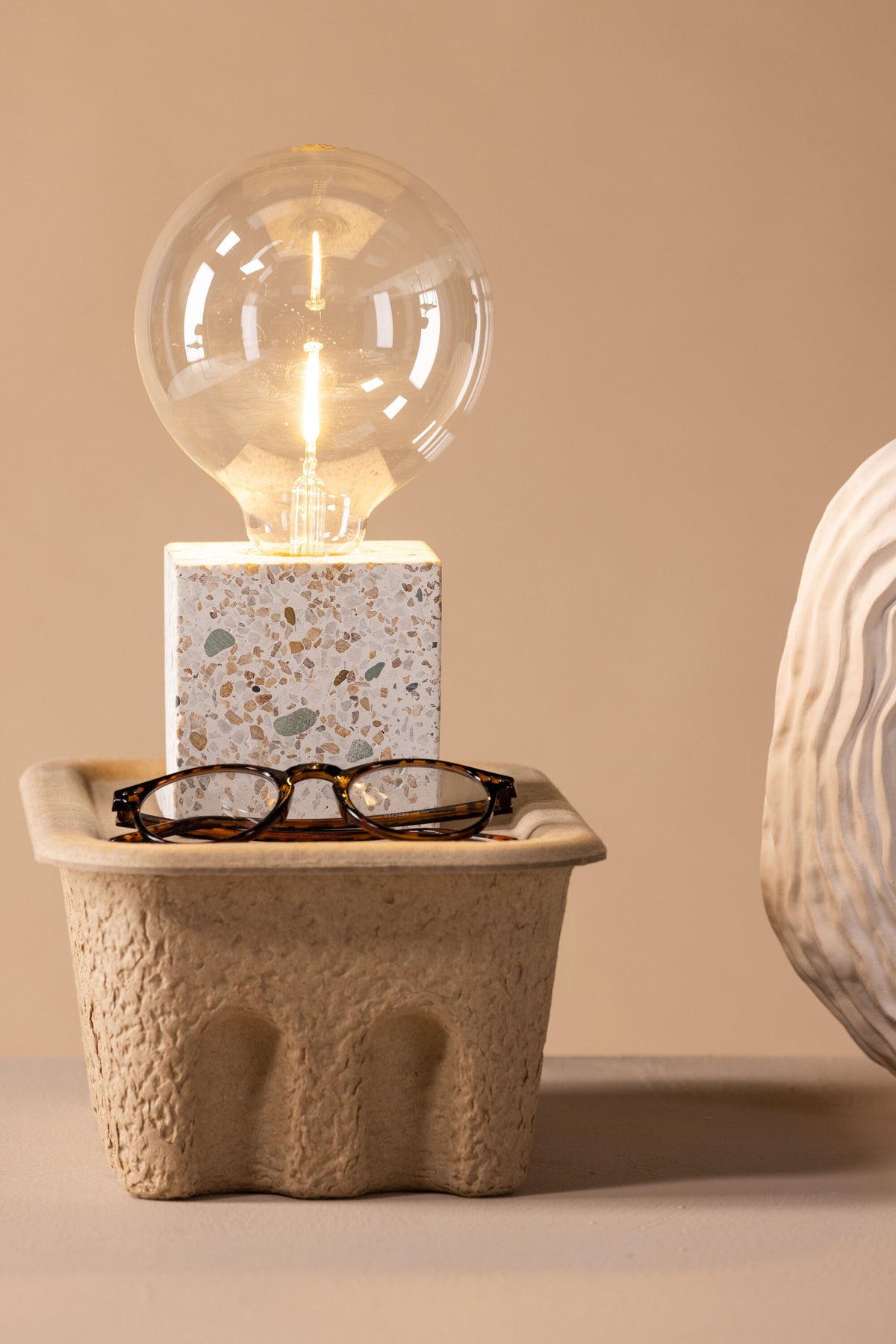 Rilche Tischleuchte in Grau präsentiert im Onlineshop von KAQTU Design AG. Tischleuchte ist von Venture Home