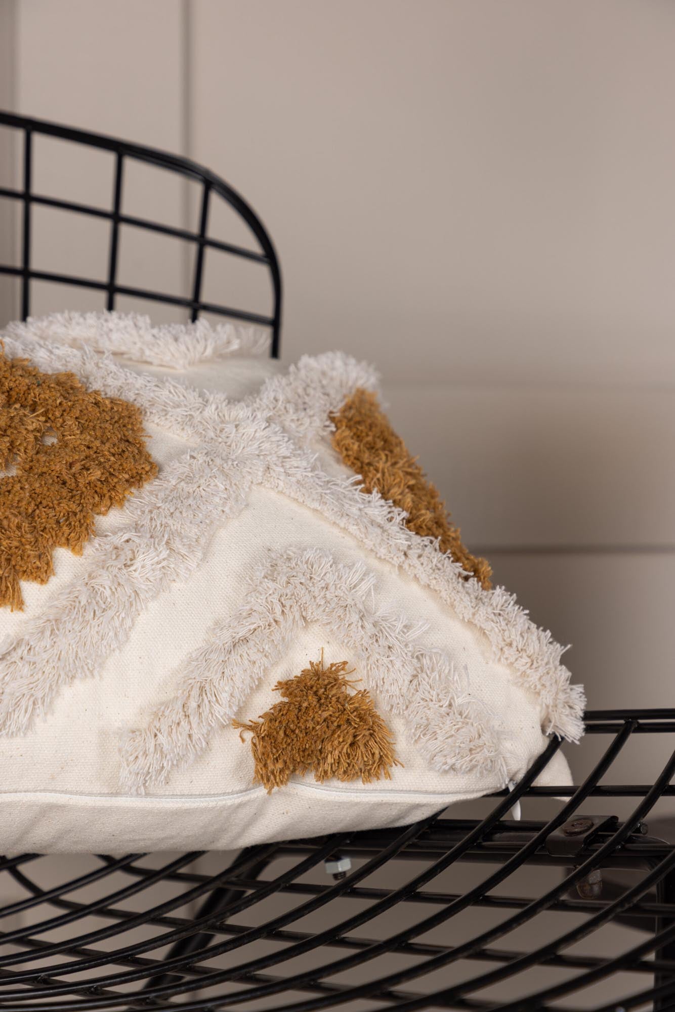 Eleganter Kissenbezug Ada von Venture Home in sanften Beige- und Brauntönen. Ideal für gemütliche Akzente in jedem Wohnraum.