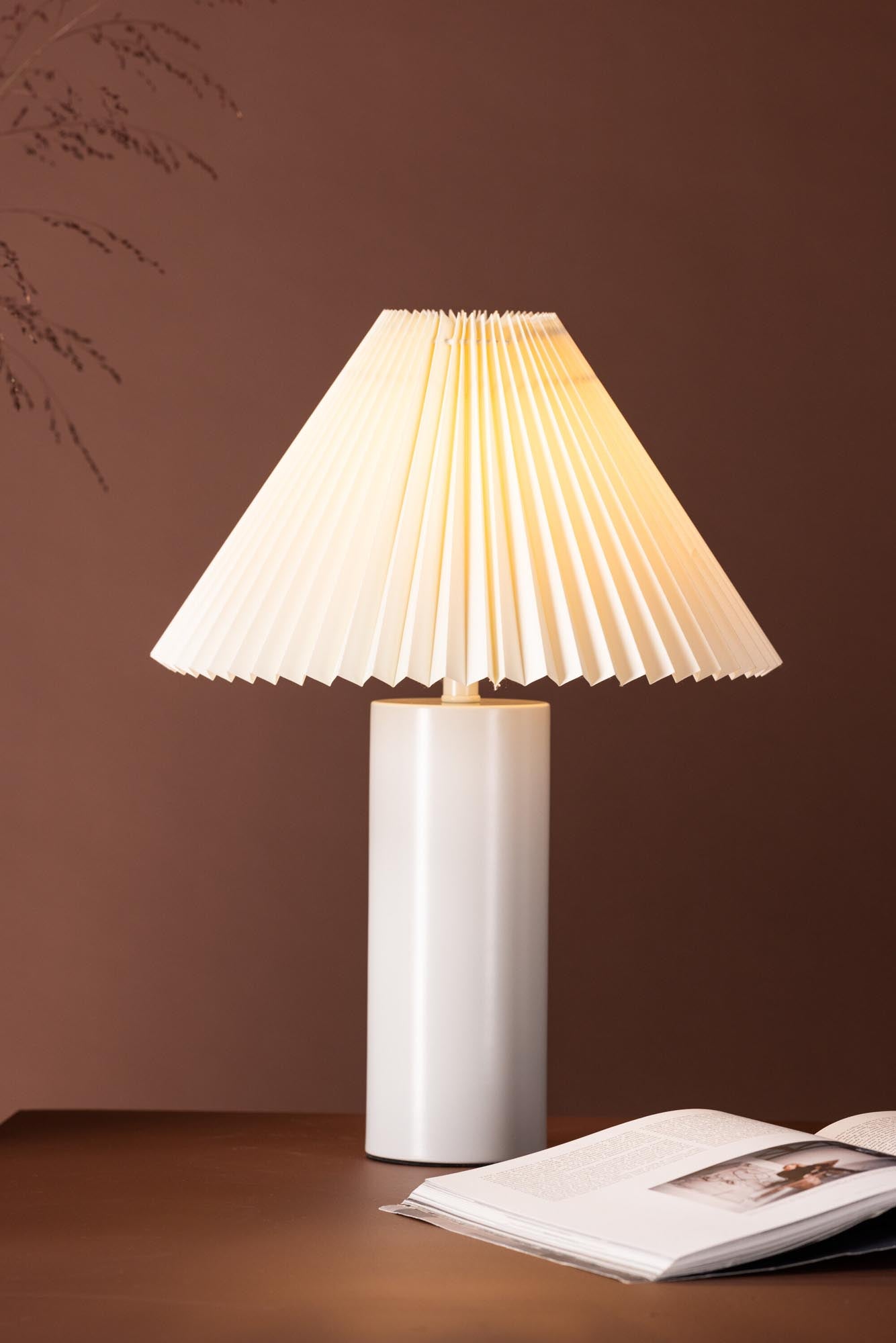 Elegante Largin Tischleuchte von Venture Home, kombiniert hochwertigen Stoff und robustes Eisen für zeitlose Schönheit und angenehmes Licht.