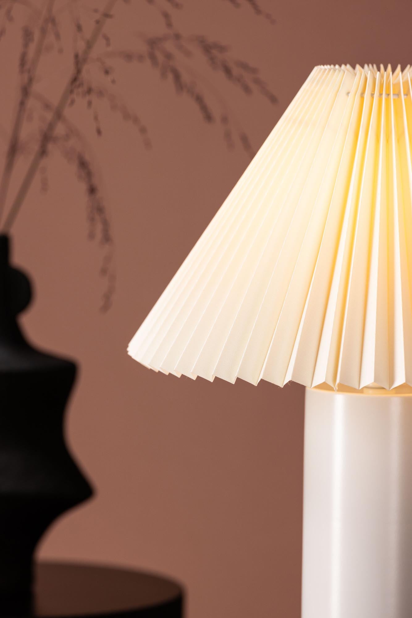 Largin Tischleuchte von Venture Home: Zeitloses Design mit Charme.