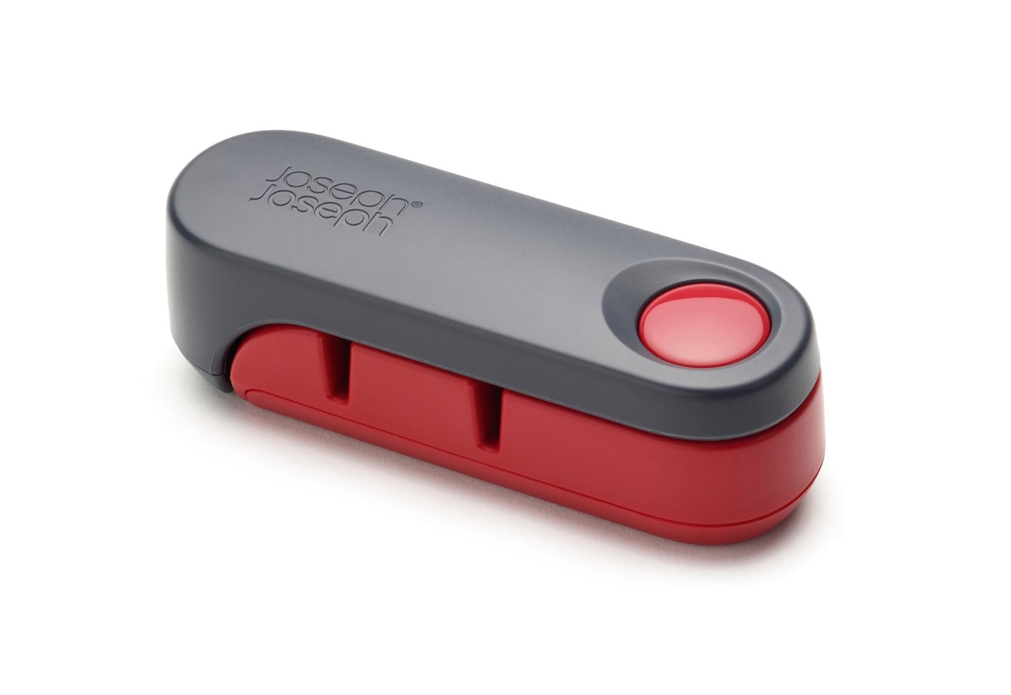 Der Rota Messerschärfer von Joseph Joseph in Rot Grau sorgt für scharfe Küchenmesser und mühelose Handhabung. Perfekt für jeden Koch!