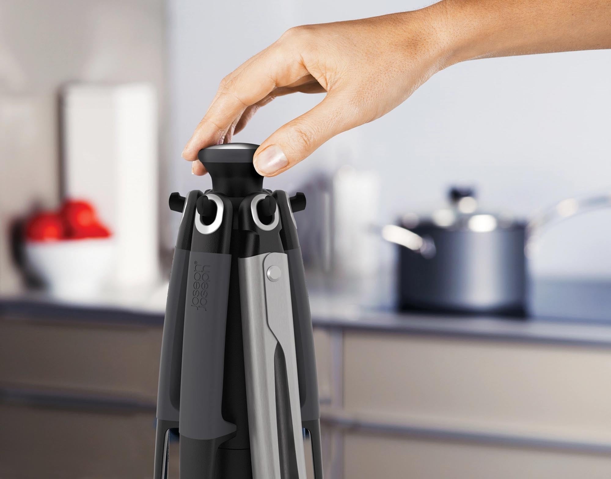 Vielseitiges 7-teiliges Karussell Geschenkset von Joseph Joseph in elegantem Schwarz. Ideal für stilbewusste Köche und platzsparende Aufbewahrung.