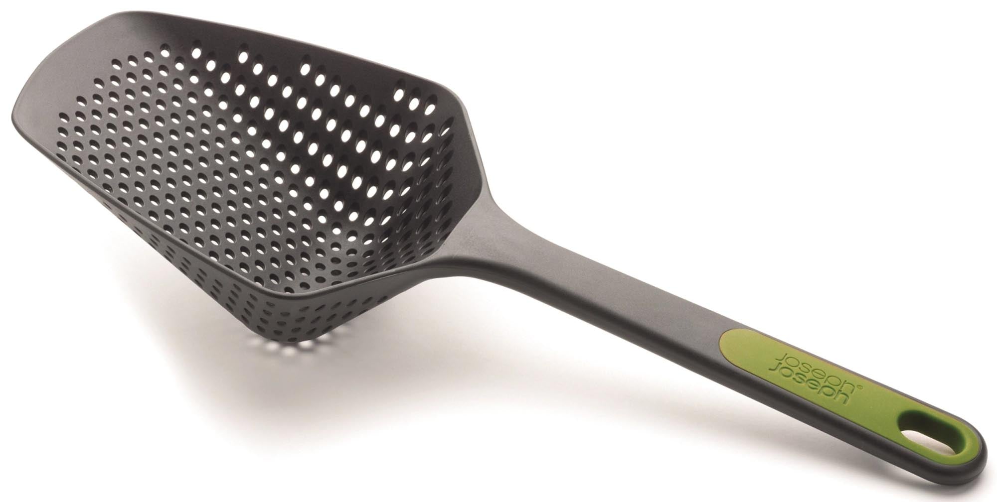 Grosser, graugrüner Joseph Joseph Schöpflöffel: Ergonomisch, hitzebeständig, kratzfest – ideal für Suppen und Saucen.