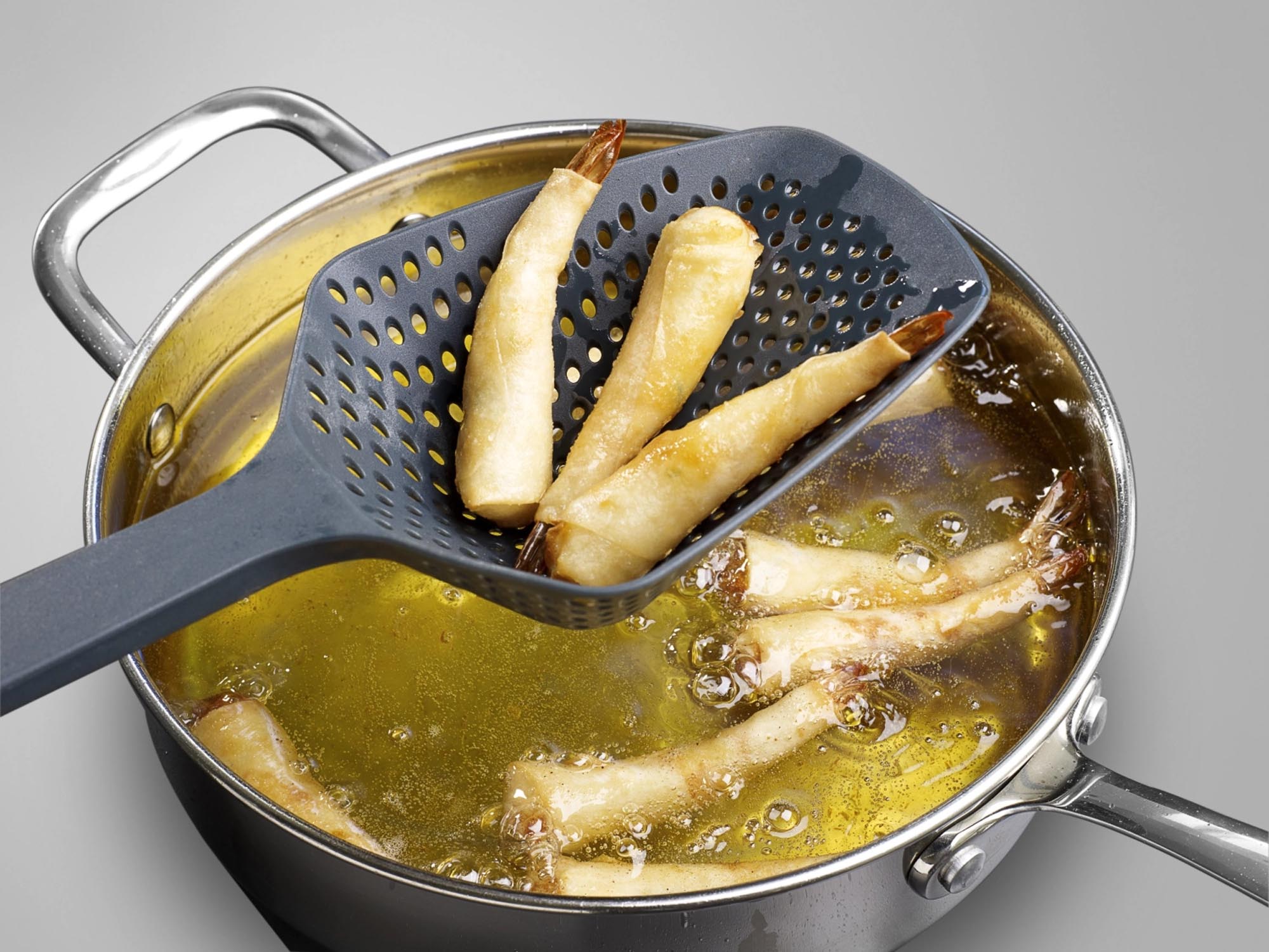 Der Joseph Joseph Schöpflöffel in Grau und Grün ist ideal zum Servieren von Suppen und Saucen. Hergestellt aus hitzebeständigem Nylon und Silikon, vereint er Funktionalität und modernes Design.