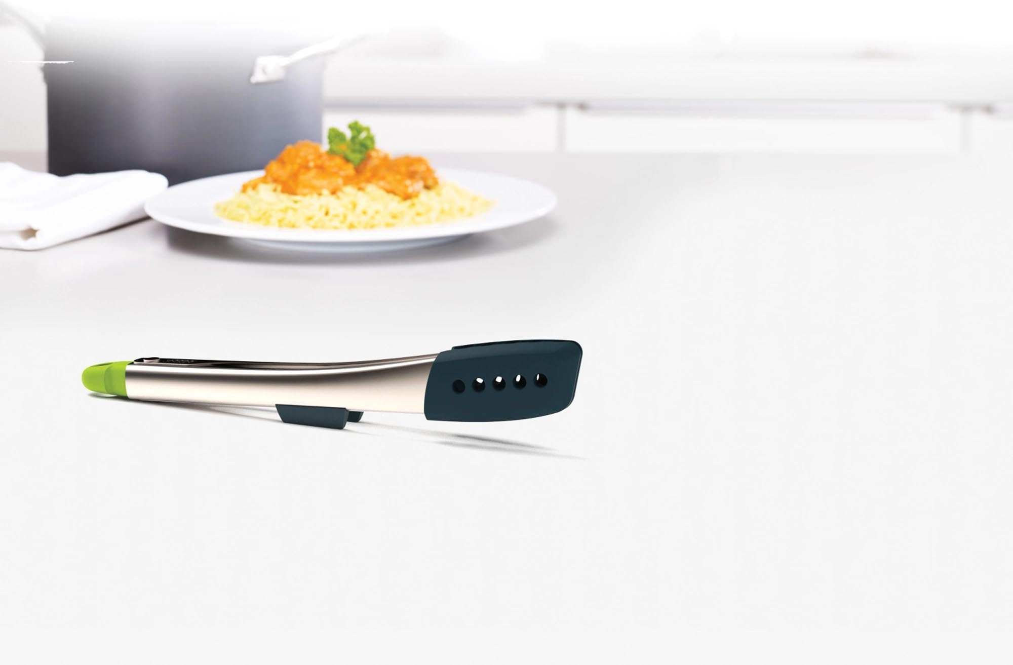 Grüne 30.5cm Silikon Zange von Joseph Joseph: hitzebeständig, kratzfrei, spülmaschinenfest, ideal für Grillen & Servieren.