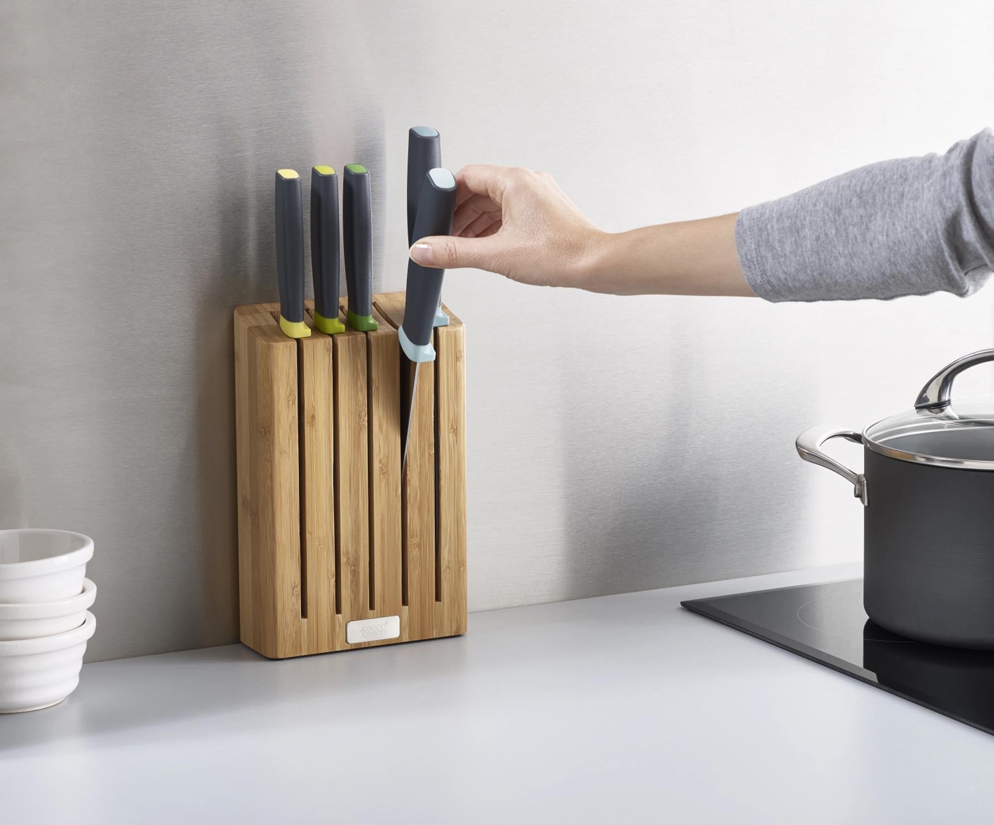 Eleganter 5-tlg. Elevate Messerblock aus Bambus von Joseph Joseph: Schäl-, Koch-, Santoku- und Brotmesser mit innovativer Aufhängung.