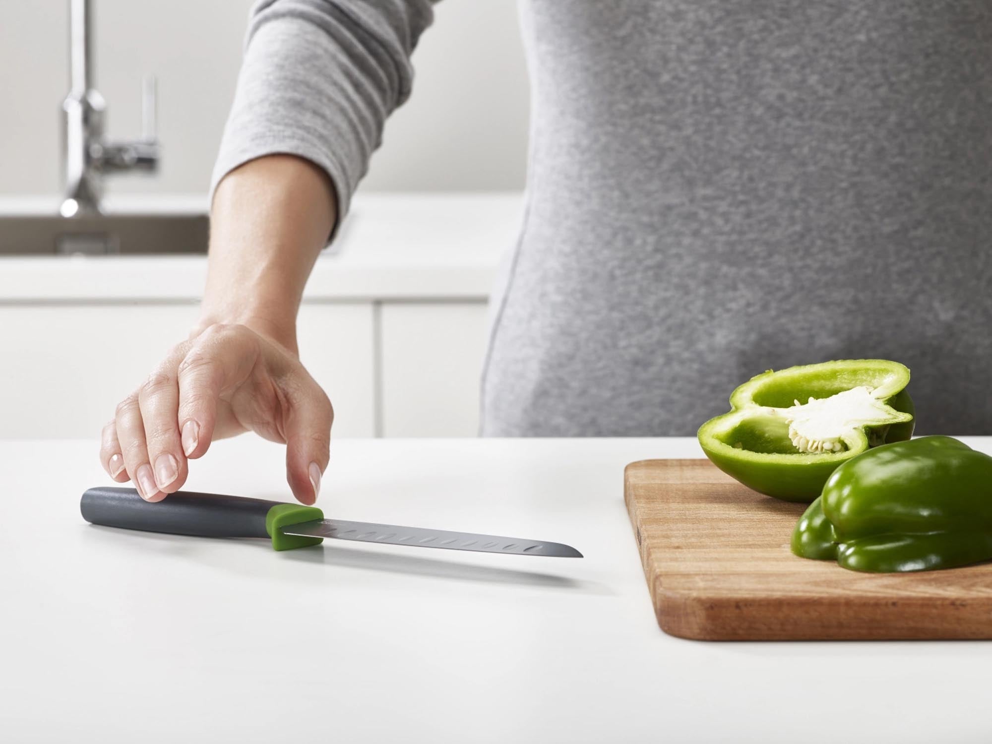 Erlebe das DoorStore Elevate Messer-Set von Joseph Joseph: 4 präzise Edelstahlmesser mit innovativer Hebetechnologie für mehr Hygiene und Komfort.