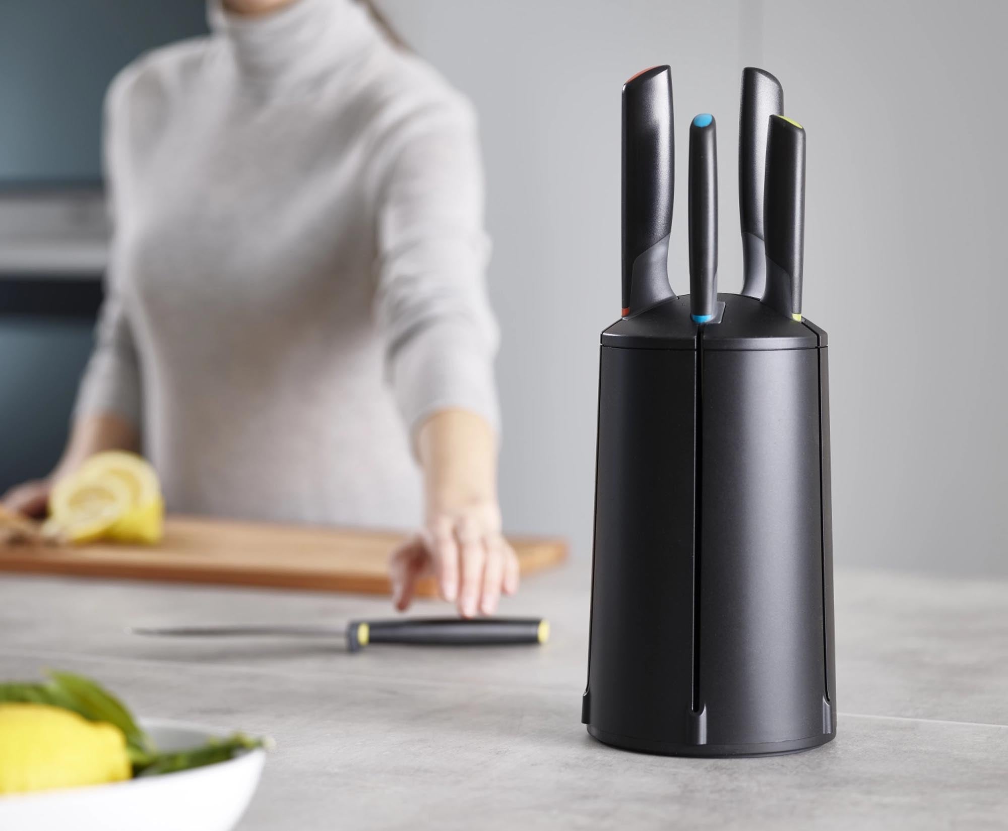 Entdecken Sie das 5-tlg. Elevate Messer Karussell von Joseph Joseph: Hochwertige Edelstahlmesser mit ergonomischen Griffen für perfekte Schneidkontrolle und eleganten Stauraum.