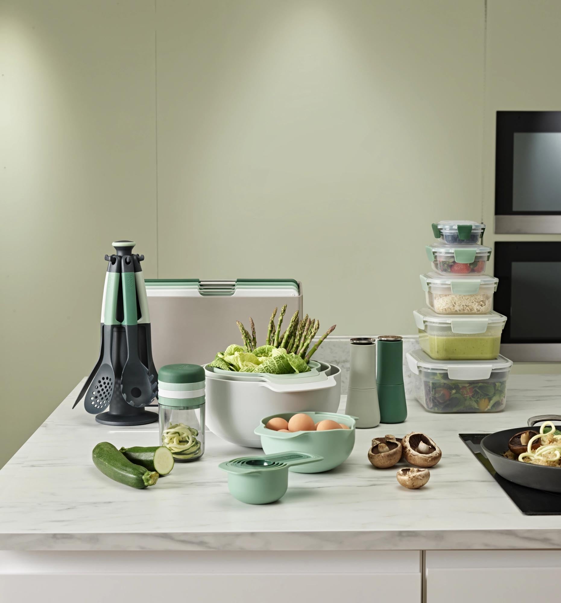 Praktisches 6-teiliges Karussell von Joseph Joseph in stilvollem Sage-Grün. Perfekt für Gewürze und Utensilien, vereint Funktionalität mit modernem Design.