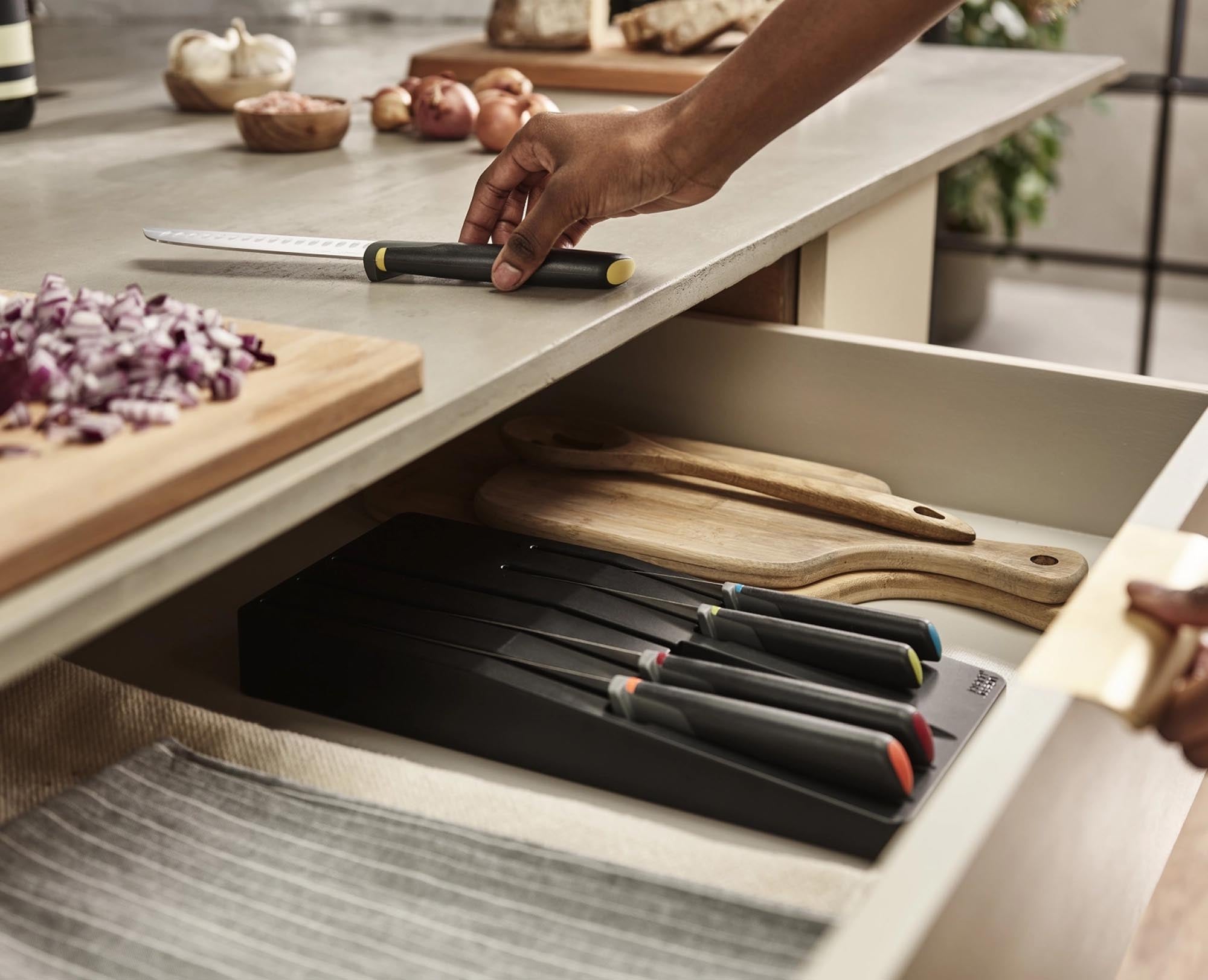 5tlg. MesserSet von Joseph Joseph: Hochwertige Edelstahlmesser, platzsparende Schubladenaufbewahrung, ergonomisches Design.