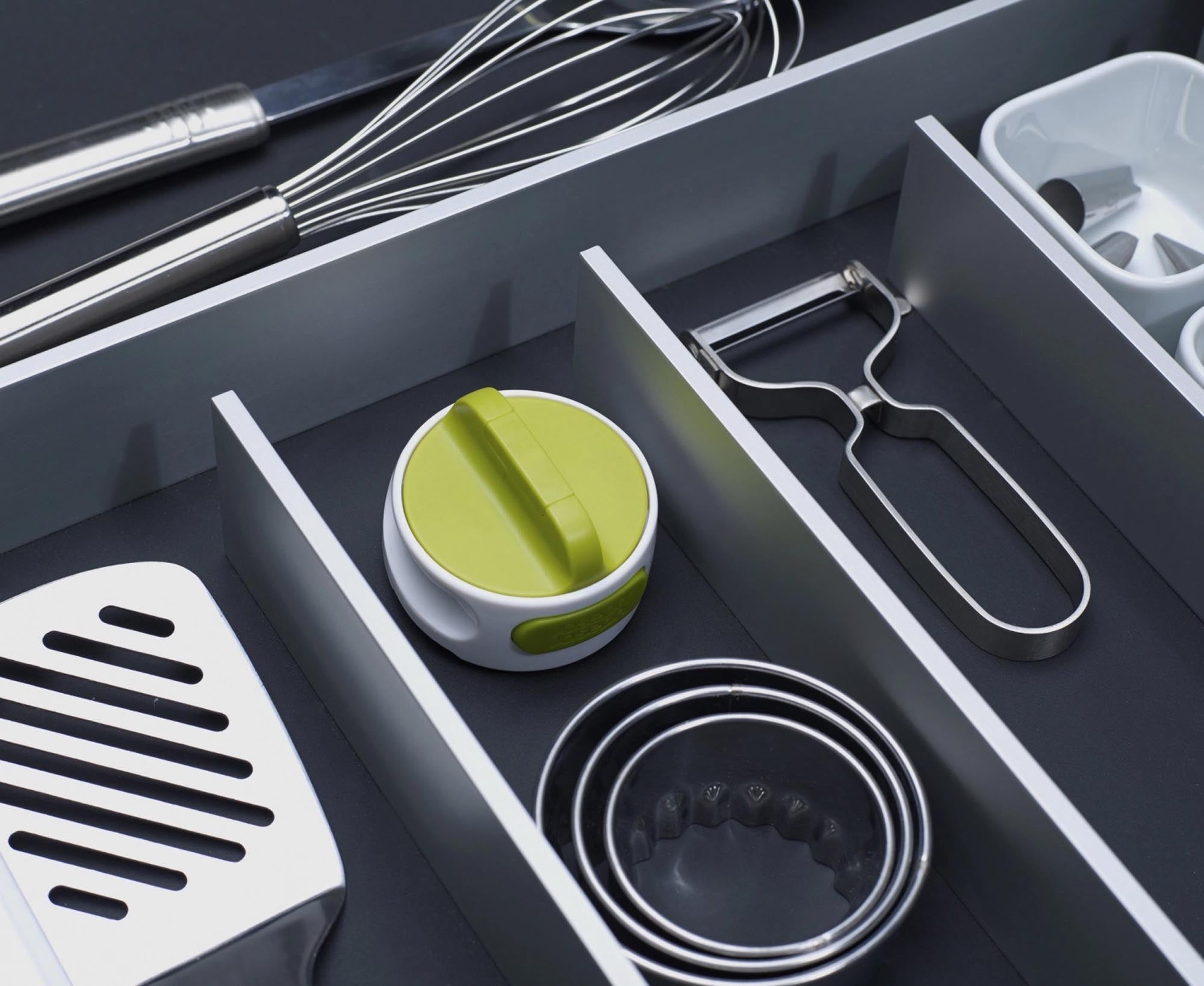 Kompakter CanDo Büchsenöffner in Weiss-Grün von Joseph Joseph: Funktional, langlebig, sicher und stilvoll für jede Küche.