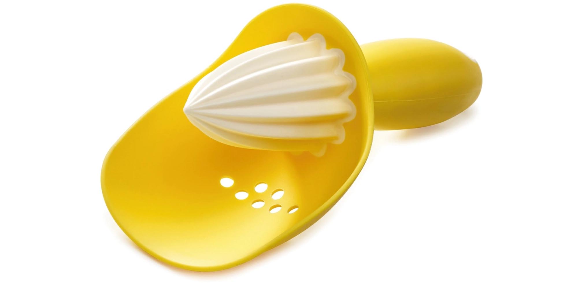 Praktische gelbe Zitruspresse von Joseph Joseph für frische Säfte.