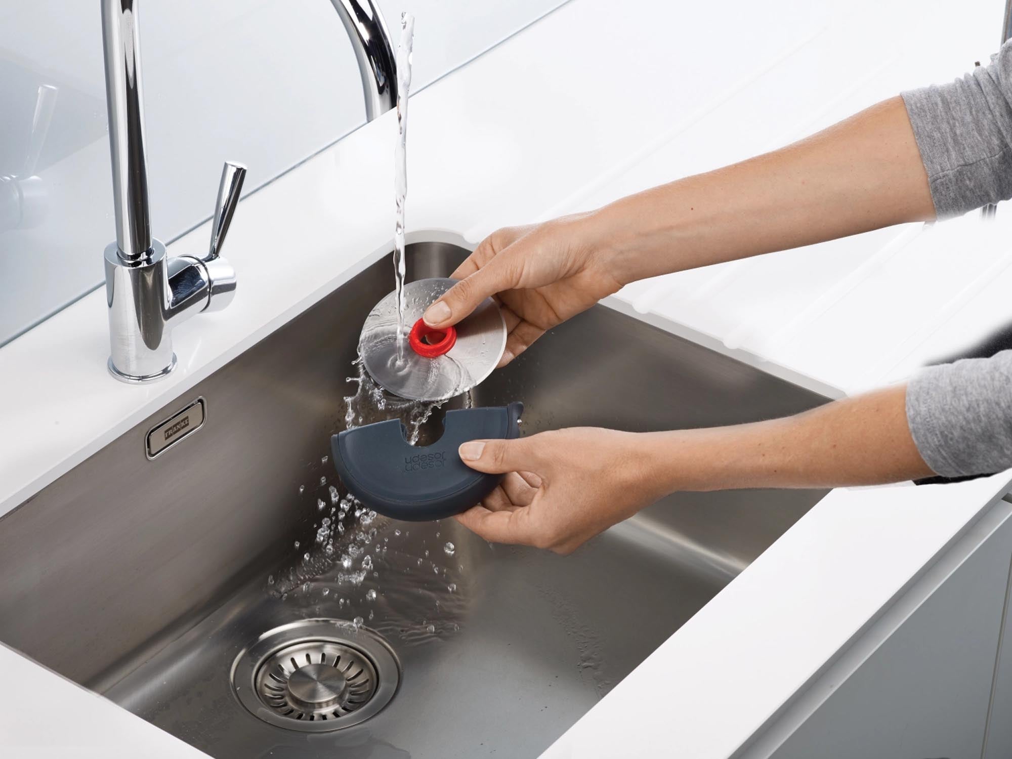 Das Joseph Joseph Disc Pizzarad mit Silikonschutz vereint Funktionalität und modernes Design, perfekt für müheloses Pizzaschneiden in jeder Küche.