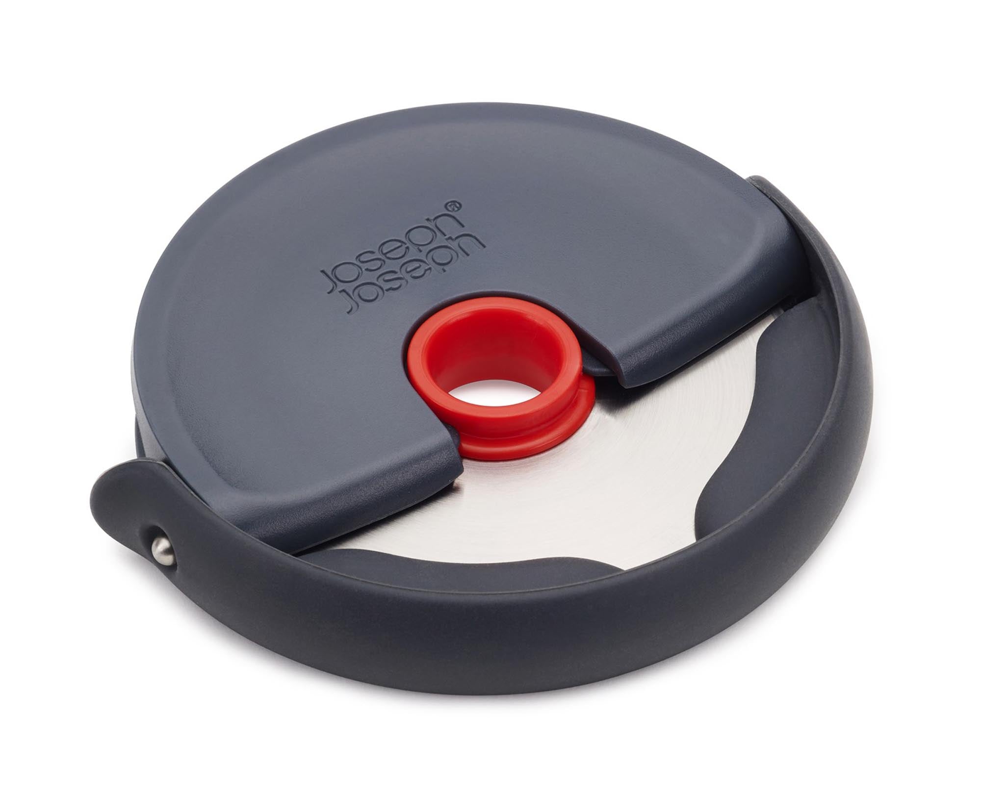 Das Joseph Joseph Disc Pizzarad mit Silikonschutz bietet eine scharfe Klinge und elegantes Design, ideal für Pizza-Liebhaber und stilvolle Küchen.